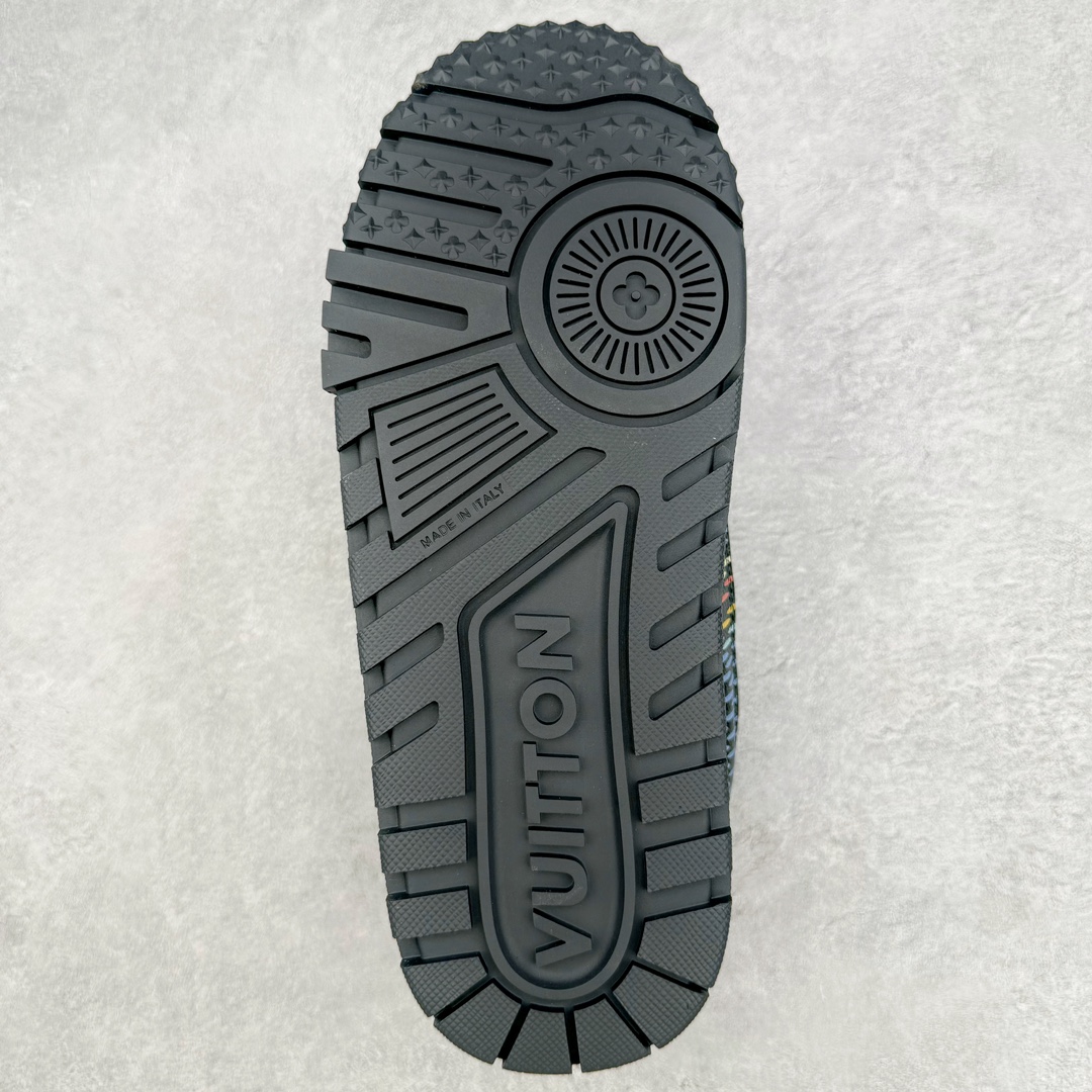 图片[9]-＃纯原福利 最稳版本 lv Trainer Maxi 小胖丁系列面包鞋 驴牌23S时尚走秀款 原版购入开发历时半年开发打造 原版完美楦型 多次调试 达到还原99% 鞋面独家订制细柔小牛皮 厚实织物鞋带 独家私模超轻TPU大底 原配扣子串珠 正确原装黄色鞋盒 正确中底印花 鞋面印花3D高频深度立体 全鞋电脑针车 紧密相连 针距密度一致 皮面裁剪部位 统一油边封口工艺 备受瞩目火热面包鞋再次拉满流量 各地网红上脚 立体饱满的彩色面包鞋身 超大版型重新诠释了 Virgil Abloh大热lv运动时装鞋 完美增高5CM Size 36 37 38 39 40 41 42 43 44 45-选品中心