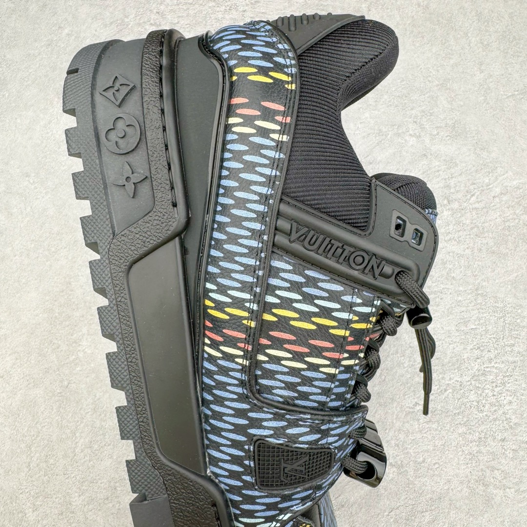 图片[6]-＃纯原福利 最稳版本 lv Trainer Maxi 小胖丁系列面包鞋 驴牌23S时尚走秀款 原版购入开发历时半年开发打造 原版完美楦型 多次调试 达到还原99% 鞋面独家订制细柔小牛皮 厚实织物鞋带 独家私模超轻TPU大底 原配扣子串珠 正确原装黄色鞋盒 正确中底印花 鞋面印花3D高频深度立体 全鞋电脑针车 紧密相连 针距密度一致 皮面裁剪部位 统一油边封口工艺 备受瞩目火热面包鞋再次拉满流量 各地网红上脚 立体饱满的彩色面包鞋身 超大版型重新诠释了 Virgil Abloh大热lv运动时装鞋 完美增高5CM Size 36 37 38 39 40 41 42 43 44 45-选品中心