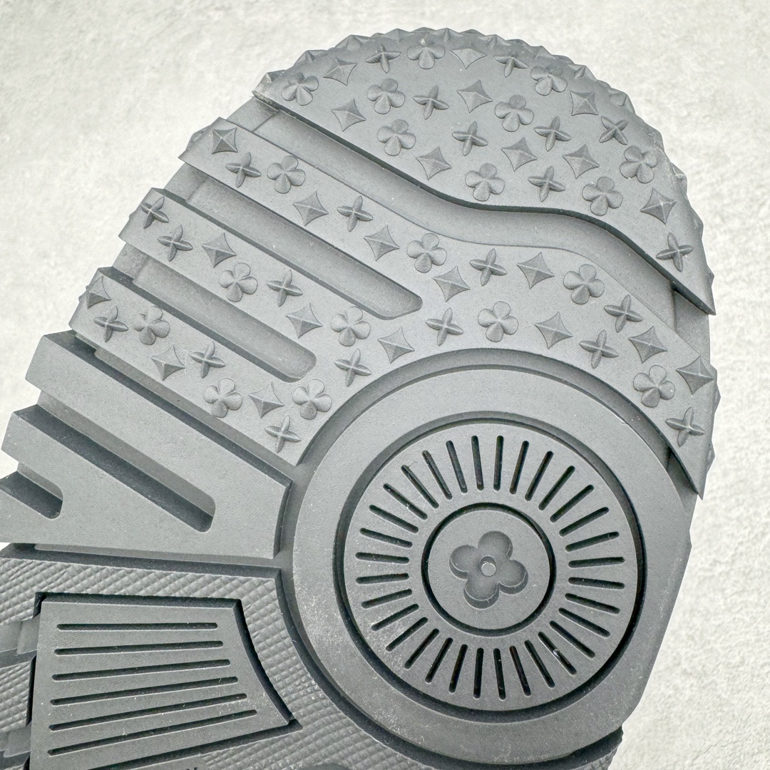 图片[16]-＃纯原福利 最稳版本 lv Trainer Maxi 小胖丁系列面包鞋 驴牌23S时尚走秀款 原版购入开发历时半年开发打造 原版完美楦型 多次调试 达到还原99% 鞋面独家订制细柔小牛皮 厚实织物鞋带 独家私模超轻TPU大底 原配扣子串珠 正确原装黄色鞋盒 正确中底印花 鞋面印花3D高频深度立体 全鞋电脑针车 紧密相连 针距密度一致 皮面裁剪部位 统一油边封口工艺 备受瞩目火热面包鞋再次拉满流量 各地网红上脚 立体饱满的彩色面包鞋身 超大版型重新诠释了 Virgil Abloh大热lv运动时装鞋 完美增高5CM Size 36 37 38 39 40 41 42 43 44 45-选品中心