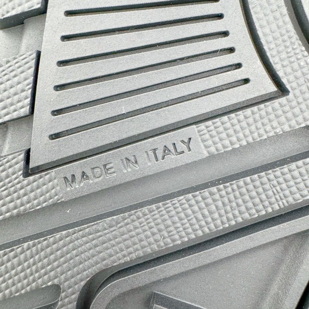 图片[17]-＃纯原福利 最稳版本 lv Trainer Maxi 小胖丁系列面包鞋 驴牌23S时尚走秀款 原版购入开发历时半年开发打造 原版完美楦型 多次调试 达到还原99% 鞋面独家订制细柔小牛皮 厚实织物鞋带 独家私模超轻TPU大底 原配扣子串珠 正确原装黄色鞋盒 正确中底印花 鞋面印花3D高频深度立体 全鞋电脑针车 紧密相连 针距密度一致 皮面裁剪部位 统一油边封口工艺 备受瞩目火热面包鞋再次拉满流量 各地网红上脚 立体饱满的彩色面包鞋身 超大版型重新诠释了 Virgil Abloh大热lv运动时装鞋 完美增高5CM Size 36 37 38 39 40 41 42 43 44 45-选品中心