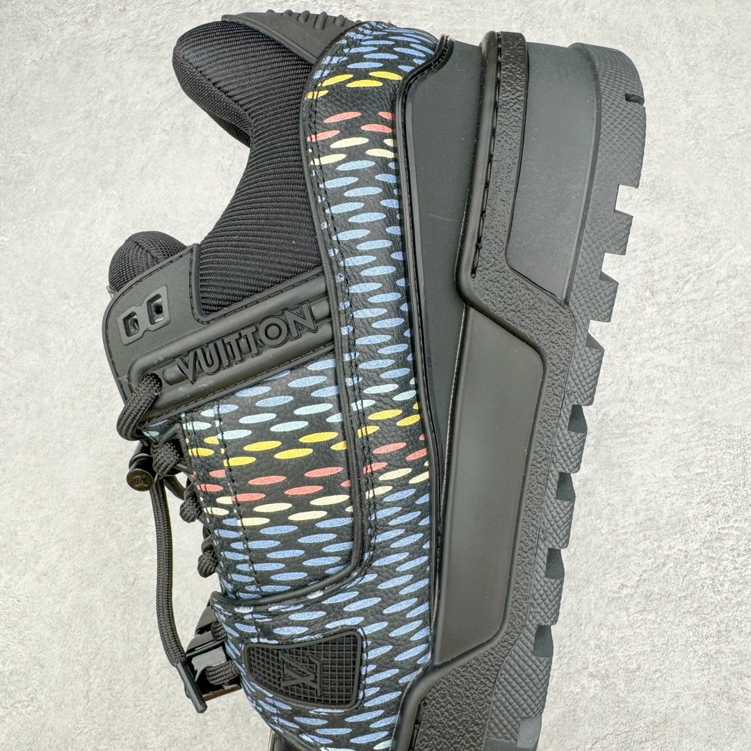 图片[7]-＃纯原福利 最稳版本 lv Trainer Maxi 小胖丁系列面包鞋 驴牌23S时尚走秀款 原版购入开发历时半年开发打造 原版完美楦型 多次调试 达到还原99% 鞋面独家订制细柔小牛皮 厚实织物鞋带 独家私模超轻TPU大底 原配扣子串珠 正确原装黄色鞋盒 正确中底印花 鞋面印花3D高频深度立体 全鞋电脑针车 紧密相连 针距密度一致 皮面裁剪部位 统一油边封口工艺 备受瞩目火热面包鞋再次拉满流量 各地网红上脚 立体饱满的彩色面包鞋身 超大版型重新诠释了 Virgil Abloh大热lv运动时装鞋 完美增高5CM Size 36 37 38 39 40 41 42 43 44 45-选品中心