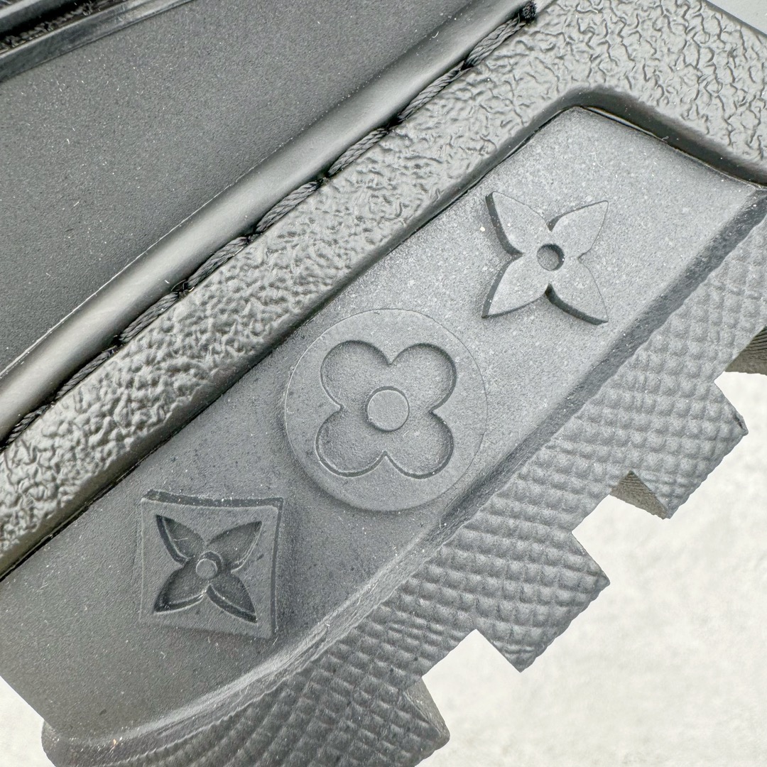 图片[14]-＃纯原福利 最稳版本 lv Trainer Maxi 小胖丁系列面包鞋 驴牌23S时尚走秀款 原版购入开发历时半年开发打造 原版完美楦型 多次调试 达到还原99% 鞋面独家订制细柔小牛皮 厚实织物鞋带 独家私模超轻TPU大底 原配扣子串珠 正确原装黄色鞋盒 正确中底印花 鞋面印花3D高频深度立体 全鞋电脑针车 紧密相连 针距密度一致 皮面裁剪部位 统一油边封口工艺 备受瞩目火热面包鞋再次拉满流量 各地网红上脚 立体饱满的彩色面包鞋身 超大版型重新诠释了 Virgil Abloh大热lv运动时装鞋 完美增高5CM Size 36 37 38 39 40 41 42 43 44 45-选品中心