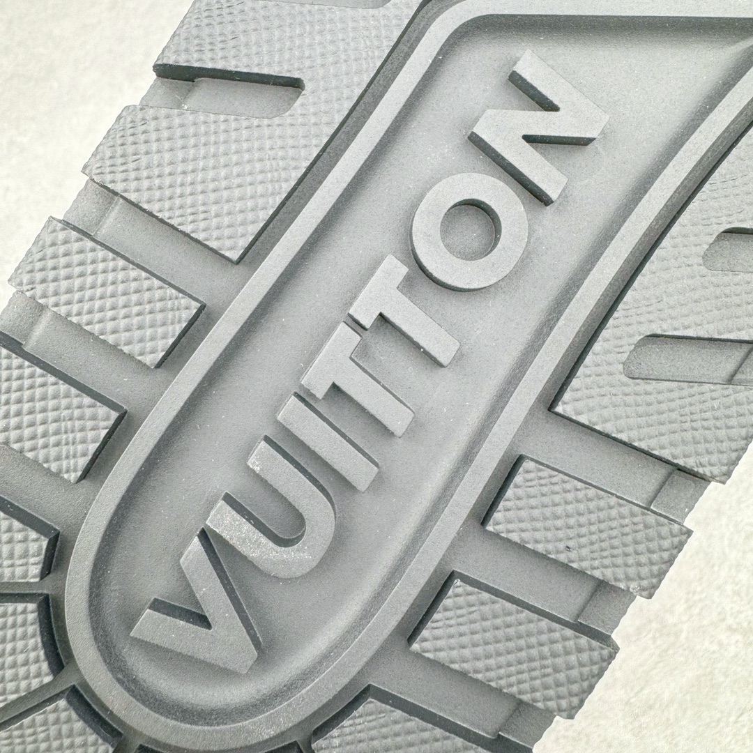 图片[15]-＃纯原福利 最稳版本 lv Trainer Maxi 小胖丁系列面包鞋 驴牌23S时尚走秀款 原版购入开发历时半年开发打造 原版完美楦型 多次调试 达到还原99% 鞋面独家订制细柔小牛皮 厚实织物鞋带 独家私模超轻TPU大底 原配扣子串珠 正确原装黄色鞋盒 正确中底印花 鞋面印花3D高频深度立体 全鞋电脑针车 紧密相连 针距密度一致 皮面裁剪部位 统一油边封口工艺 备受瞩目火热面包鞋再次拉满流量 各地网红上脚 立体饱满的彩色面包鞋身 超大版型重新诠释了 Virgil Abloh大热lv运动时装鞋 完美增高5CM Size 36 37 38 39 40 41 42 43 44 45-选品中心