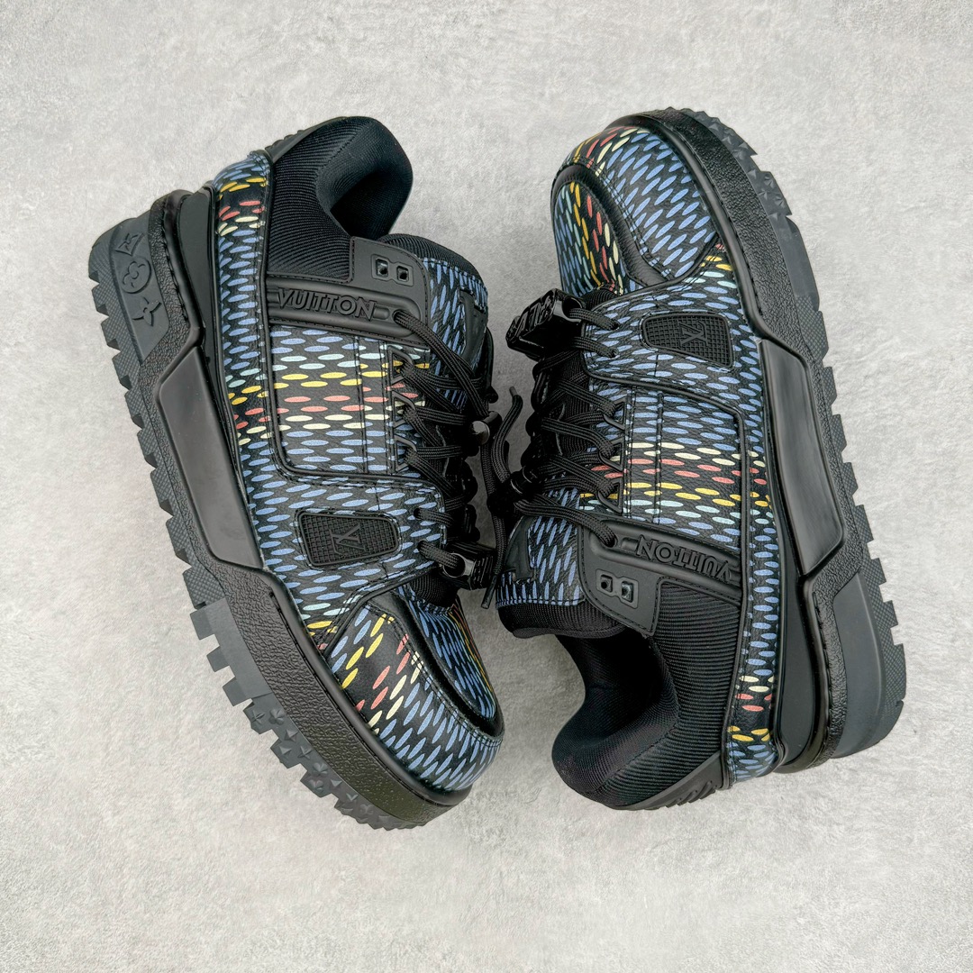 图片[3]-＃纯原福利 最稳版本 lv Trainer Maxi 小胖丁系列面包鞋 驴牌23S时尚走秀款 原版购入开发历时半年开发打造 原版完美楦型 多次调试 达到还原99% 鞋面独家订制细柔小牛皮 厚实织物鞋带 独家私模超轻TPU大底 原配扣子串珠 正确原装黄色鞋盒 正确中底印花 鞋面印花3D高频深度立体 全鞋电脑针车 紧密相连 针距密度一致 皮面裁剪部位 统一油边封口工艺 备受瞩目火热面包鞋再次拉满流量 各地网红上脚 立体饱满的彩色面包鞋身 超大版型重新诠释了 Virgil Abloh大热lv运动时装鞋 完美增高5CM Size 36 37 38 39 40 41 42 43 44 45-选品中心