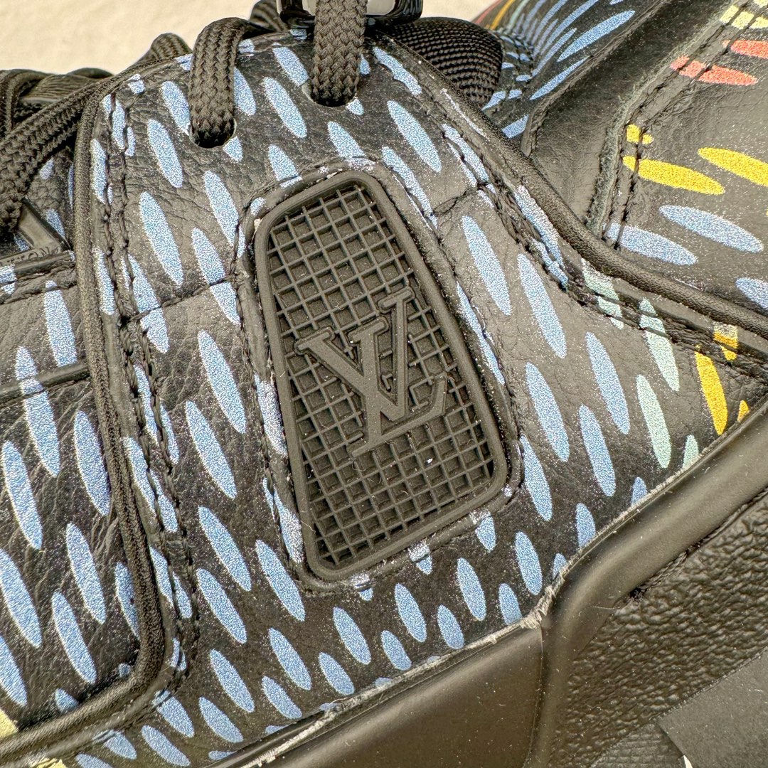 图片[12]-＃纯原福利 最稳版本 lv Trainer Maxi 小胖丁系列面包鞋 驴牌23S时尚走秀款 原版购入开发历时半年开发打造 原版完美楦型 多次调试 达到还原99% 鞋面独家订制细柔小牛皮 厚实织物鞋带 独家私模超轻TPU大底 原配扣子串珠 正确原装黄色鞋盒 正确中底印花 鞋面印花3D高频深度立体 全鞋电脑针车 紧密相连 针距密度一致 皮面裁剪部位 统一油边封口工艺 备受瞩目火热面包鞋再次拉满流量 各地网红上脚 立体饱满的彩色面包鞋身 超大版型重新诠释了 Virgil Abloh大热lv运动时装鞋 完美增高5CM Size 36 37 38 39 40 41 42 43 44 45-选品中心