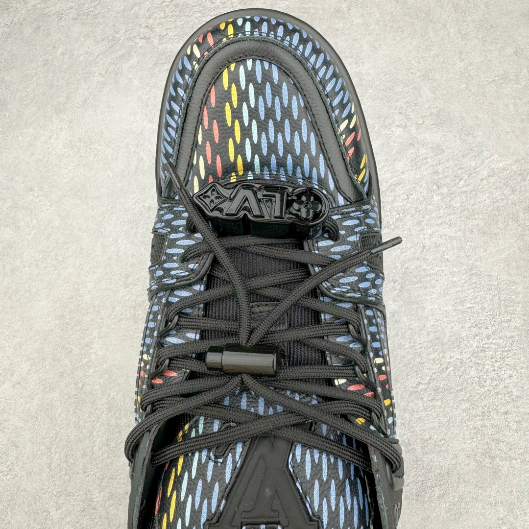 图片[4]-＃纯原福利 最稳版本 lv Trainer Maxi 小胖丁系列面包鞋 驴牌23S时尚走秀款 原版购入开发历时半年开发打造 原版完美楦型 多次调试 达到还原99% 鞋面独家订制细柔小牛皮 厚实织物鞋带 独家私模超轻TPU大底 原配扣子串珠 正确原装黄色鞋盒 正确中底印花 鞋面印花3D高频深度立体 全鞋电脑针车 紧密相连 针距密度一致 皮面裁剪部位 统一油边封口工艺 备受瞩目火热面包鞋再次拉满流量 各地网红上脚 立体饱满的彩色面包鞋身 超大版型重新诠释了 Virgil Abloh大热lv运动时装鞋 完美增高5CM Size 36 37 38 39 40 41 42 43 44 45-选品中心