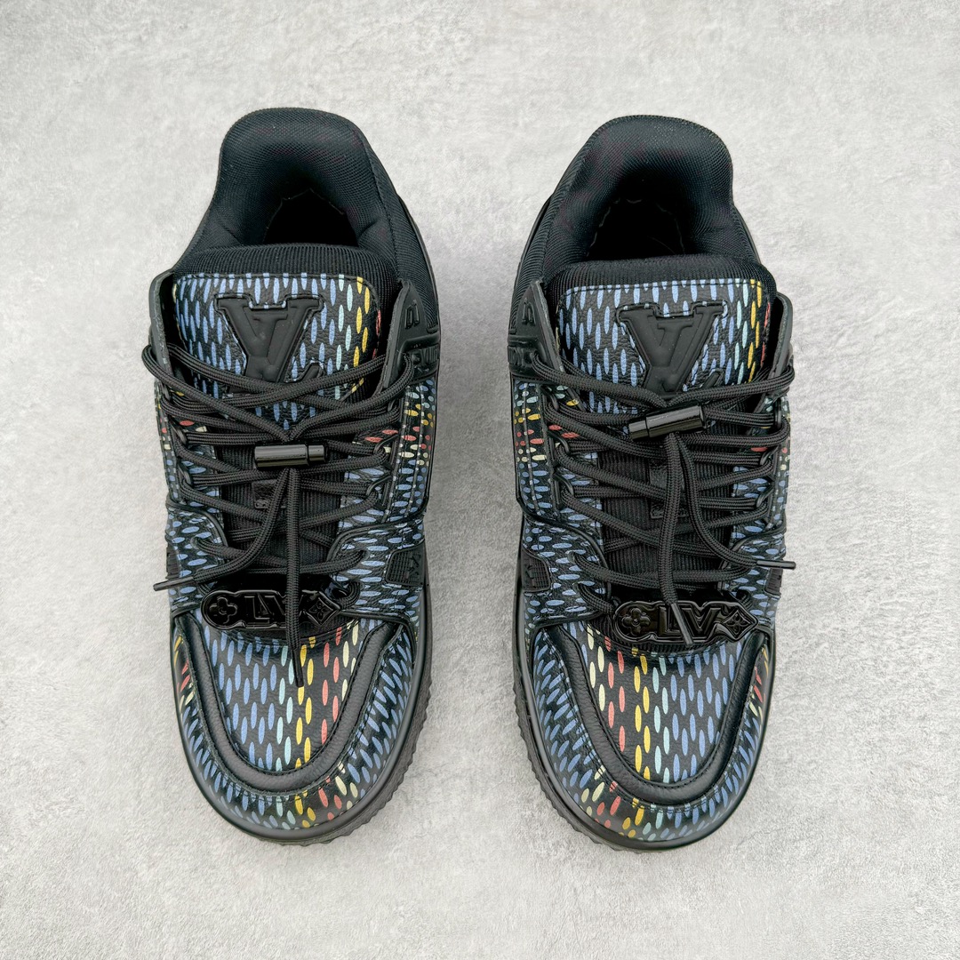 图片[2]-＃纯原福利 最稳版本 lv Trainer Maxi 小胖丁系列面包鞋 驴牌23S时尚走秀款 原版购入开发历时半年开发打造 原版完美楦型 多次调试 达到还原99% 鞋面独家订制细柔小牛皮 厚实织物鞋带 独家私模超轻TPU大底 原配扣子串珠 正确原装黄色鞋盒 正确中底印花 鞋面印花3D高频深度立体 全鞋电脑针车 紧密相连 针距密度一致 皮面裁剪部位 统一油边封口工艺 备受瞩目火热面包鞋再次拉满流量 各地网红上脚 立体饱满的彩色面包鞋身 超大版型重新诠释了 Virgil Abloh大热lv运动时装鞋 完美增高5CM Size 36 37 38 39 40 41 42 43 44 45-选品中心