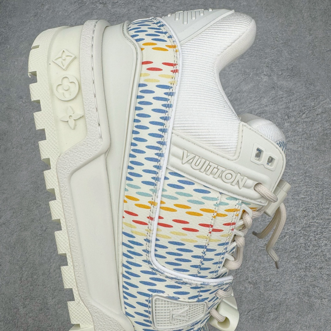 图片[6]-＃纯原福利 最稳版本 lv Trainer Maxi 小胖丁系列面包鞋 驴牌23S时尚走秀款 原版购入开发历时半年开发打造 原版完美楦型 多次调试 达到还原99% 鞋面独家订制细柔小牛皮 厚实织物鞋带 独家私模超轻TPU大底 原配扣子串珠 正确原装黄色鞋盒 正确中底印花 鞋面印花3D高频深度立体 全鞋电脑针车 紧密相连 针距密度一致 皮面裁剪部位 统一油边封口工艺 备受瞩目火热面包鞋再次拉满流量 各地网红上脚 立体饱满的彩色面包鞋身 超大版型重新诠释了 Virgil Abloh大热lv运动时装鞋 完美增高5CM Size 36 37 38 39 40 41 42 43 44 45-选品中心