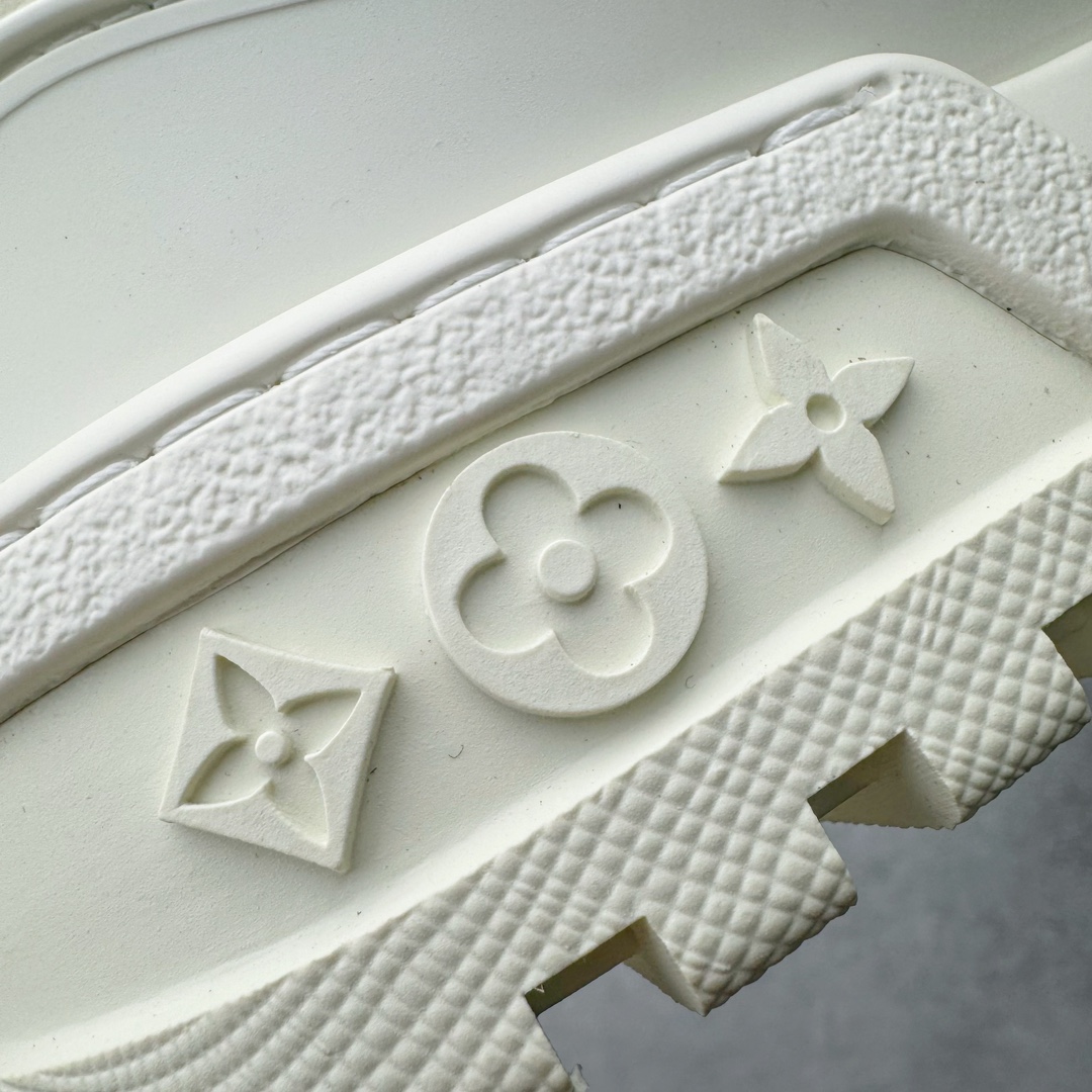 图片[14]-＃纯原福利 最稳版本 lv Trainer Maxi 小胖丁系列面包鞋 驴牌23S时尚走秀款 原版购入开发历时半年开发打造 原版完美楦型 多次调试 达到还原99% 鞋面独家订制细柔小牛皮 厚实织物鞋带 独家私模超轻TPU大底 原配扣子串珠 正确原装黄色鞋盒 正确中底印花 鞋面印花3D高频深度立体 全鞋电脑针车 紧密相连 针距密度一致 皮面裁剪部位 统一油边封口工艺 备受瞩目火热面包鞋再次拉满流量 各地网红上脚 立体饱满的彩色面包鞋身 超大版型重新诠释了 Virgil Abloh大热lv运动时装鞋 完美增高5CM Size 36 37 38 39 40 41 42 43 44 45-选品中心