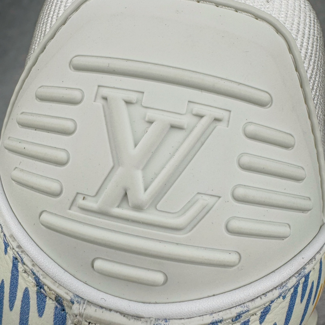 图片[11]-＃纯原福利 最稳版本 lv Trainer Maxi 小胖丁系列面包鞋 驴牌23S时尚走秀款 原版购入开发历时半年开发打造 原版完美楦型 多次调试 达到还原99% 鞋面独家订制细柔小牛皮 厚实织物鞋带 独家私模超轻TPU大底 原配扣子串珠 正确原装黄色鞋盒 正确中底印花 鞋面印花3D高频深度立体 全鞋电脑针车 紧密相连 针距密度一致 皮面裁剪部位 统一油边封口工艺 备受瞩目火热面包鞋再次拉满流量 各地网红上脚 立体饱满的彩色面包鞋身 超大版型重新诠释了 Virgil Abloh大热lv运动时装鞋 完美增高5CM Size 36 37 38 39 40 41 42 43 44 45-选品中心