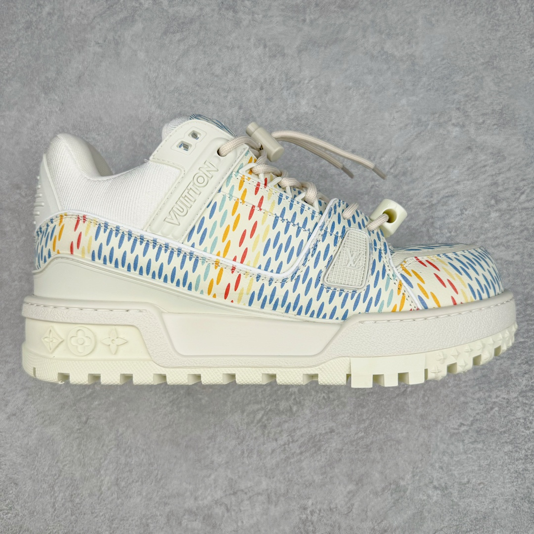 ＃纯原福利 最稳版本 lv Trainer Maxi 小胖丁系列面包鞋 驴牌23S时尚走秀款 原版购入开发历时半年开发打造 原版完美楦型 多次调试 达到还原99% 鞋面独家订制细柔小牛皮 厚实织物鞋带 独家私模超轻TPU大底 原配扣子串珠 正确原装黄色鞋盒 正确中底印花 鞋面印花3D高频深度立体 全鞋电脑针车 紧密相连 针距密度一致 皮面裁剪部位 统一油边封口工艺 备受瞩目火热面包鞋再次拉满流量 各地网红上脚 立体饱满的彩色面包鞋身 超大版型重新诠释了 Virgil Abloh大热lv运动时装鞋 完美增高5CM Size 36 37 38 39 40 41 42 43 44 45-选品中心