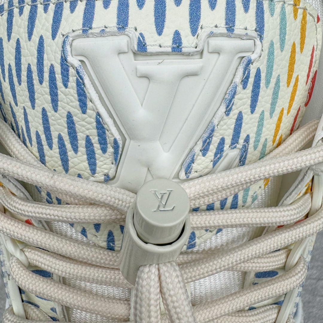 图片[12]-＃纯原福利 最稳版本 lv Trainer Maxi 小胖丁系列面包鞋 驴牌23S时尚走秀款 原版购入开发历时半年开发打造 原版完美楦型 多次调试 达到还原99% 鞋面独家订制细柔小牛皮 厚实织物鞋带 独家私模超轻TPU大底 原配扣子串珠 正确原装黄色鞋盒 正确中底印花 鞋面印花3D高频深度立体 全鞋电脑针车 紧密相连 针距密度一致 皮面裁剪部位 统一油边封口工艺 备受瞩目火热面包鞋再次拉满流量 各地网红上脚 立体饱满的彩色面包鞋身 超大版型重新诠释了 Virgil Abloh大热lv运动时装鞋 完美增高5CM Size 36 37 38 39 40 41 42 43 44 45-选品中心