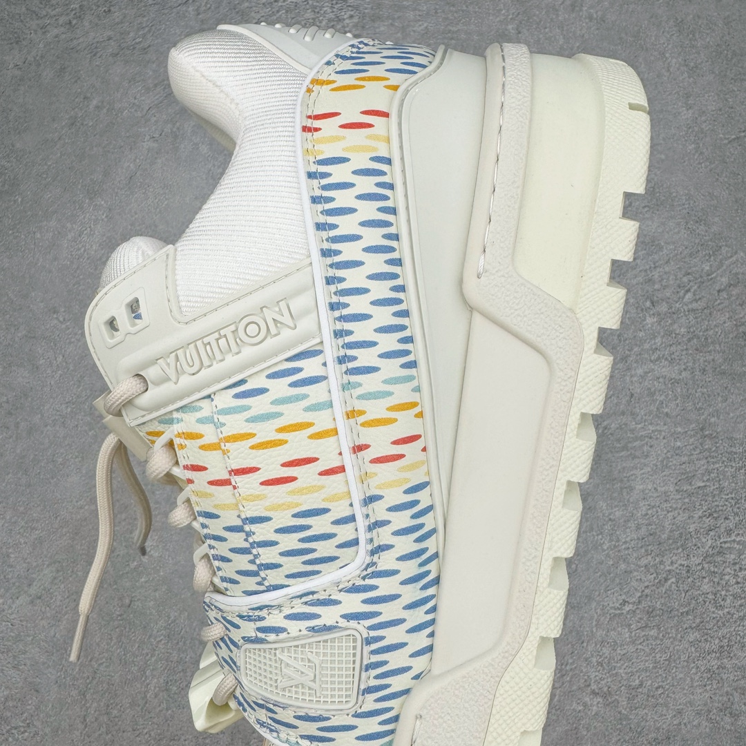 图片[7]-＃纯原福利 最稳版本 lv Trainer Maxi 小胖丁系列面包鞋 驴牌23S时尚走秀款 原版购入开发历时半年开发打造 原版完美楦型 多次调试 达到还原99% 鞋面独家订制细柔小牛皮 厚实织物鞋带 独家私模超轻TPU大底 原配扣子串珠 正确原装黄色鞋盒 正确中底印花 鞋面印花3D高频深度立体 全鞋电脑针车 紧密相连 针距密度一致 皮面裁剪部位 统一油边封口工艺 备受瞩目火热面包鞋再次拉满流量 各地网红上脚 立体饱满的彩色面包鞋身 超大版型重新诠释了 Virgil Abloh大热lv运动时装鞋 完美增高5CM Size 36 37 38 39 40 41 42 43 44 45-选品中心