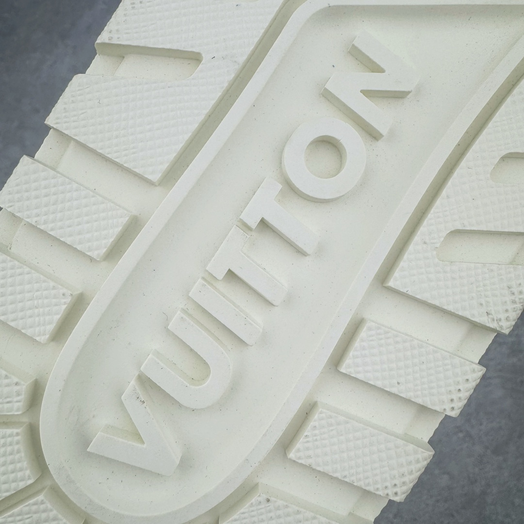 图片[18]-＃纯原福利 最稳版本 lv Trainer Maxi 小胖丁系列面包鞋 驴牌23S时尚走秀款 原版购入开发历时半年开发打造 原版完美楦型 多次调试 达到还原99% 鞋面独家订制细柔小牛皮 厚实织物鞋带 独家私模超轻TPU大底 原配扣子串珠 正确原装黄色鞋盒 正确中底印花 鞋面印花3D高频深度立体 全鞋电脑针车 紧密相连 针距密度一致 皮面裁剪部位 统一油边封口工艺 备受瞩目火热面包鞋再次拉满流量 各地网红上脚 立体饱满的彩色面包鞋身 超大版型重新诠释了 Virgil Abloh大热lv运动时装鞋 完美增高5CM Size 36 37 38 39 40 41 42 43 44 45-选品中心