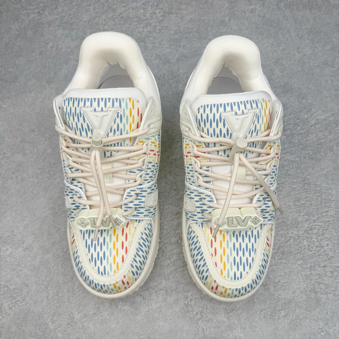 图片[2]-＃纯原福利 最稳版本 lv Trainer Maxi 小胖丁系列面包鞋 驴牌23S时尚走秀款 原版购入开发历时半年开发打造 原版完美楦型 多次调试 达到还原99% 鞋面独家订制细柔小牛皮 厚实织物鞋带 独家私模超轻TPU大底 原配扣子串珠 正确原装黄色鞋盒 正确中底印花 鞋面印花3D高频深度立体 全鞋电脑针车 紧密相连 针距密度一致 皮面裁剪部位 统一油边封口工艺 备受瞩目火热面包鞋再次拉满流量 各地网红上脚 立体饱满的彩色面包鞋身 超大版型重新诠释了 Virgil Abloh大热lv运动时装鞋 完美增高5CM Size 36 37 38 39 40 41 42 43 44 45-选品中心