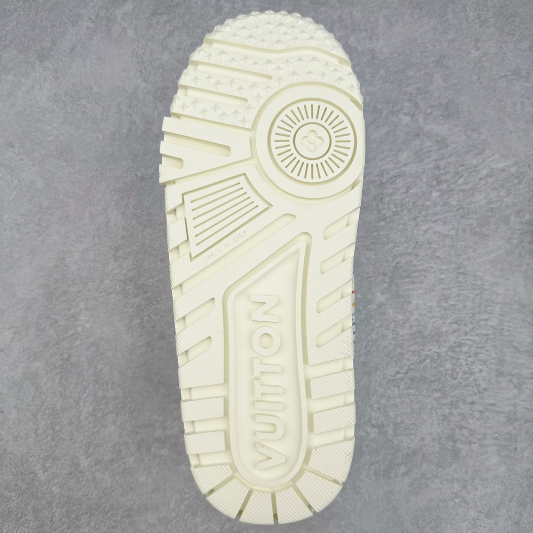 图片[9]-＃纯原福利 最稳版本 lv Trainer Maxi 小胖丁系列面包鞋 驴牌23S时尚走秀款 原版购入开发历时半年开发打造 原版完美楦型 多次调试 达到还原99% 鞋面独家订制细柔小牛皮 厚实织物鞋带 独家私模超轻TPU大底 原配扣子串珠 正确原装黄色鞋盒 正确中底印花 鞋面印花3D高频深度立体 全鞋电脑针车 紧密相连 针距密度一致 皮面裁剪部位 统一油边封口工艺 备受瞩目火热面包鞋再次拉满流量 各地网红上脚 立体饱满的彩色面包鞋身 超大版型重新诠释了 Virgil Abloh大热lv运动时装鞋 完美增高5CM Size 36 37 38 39 40 41 42 43 44 45-选品中心