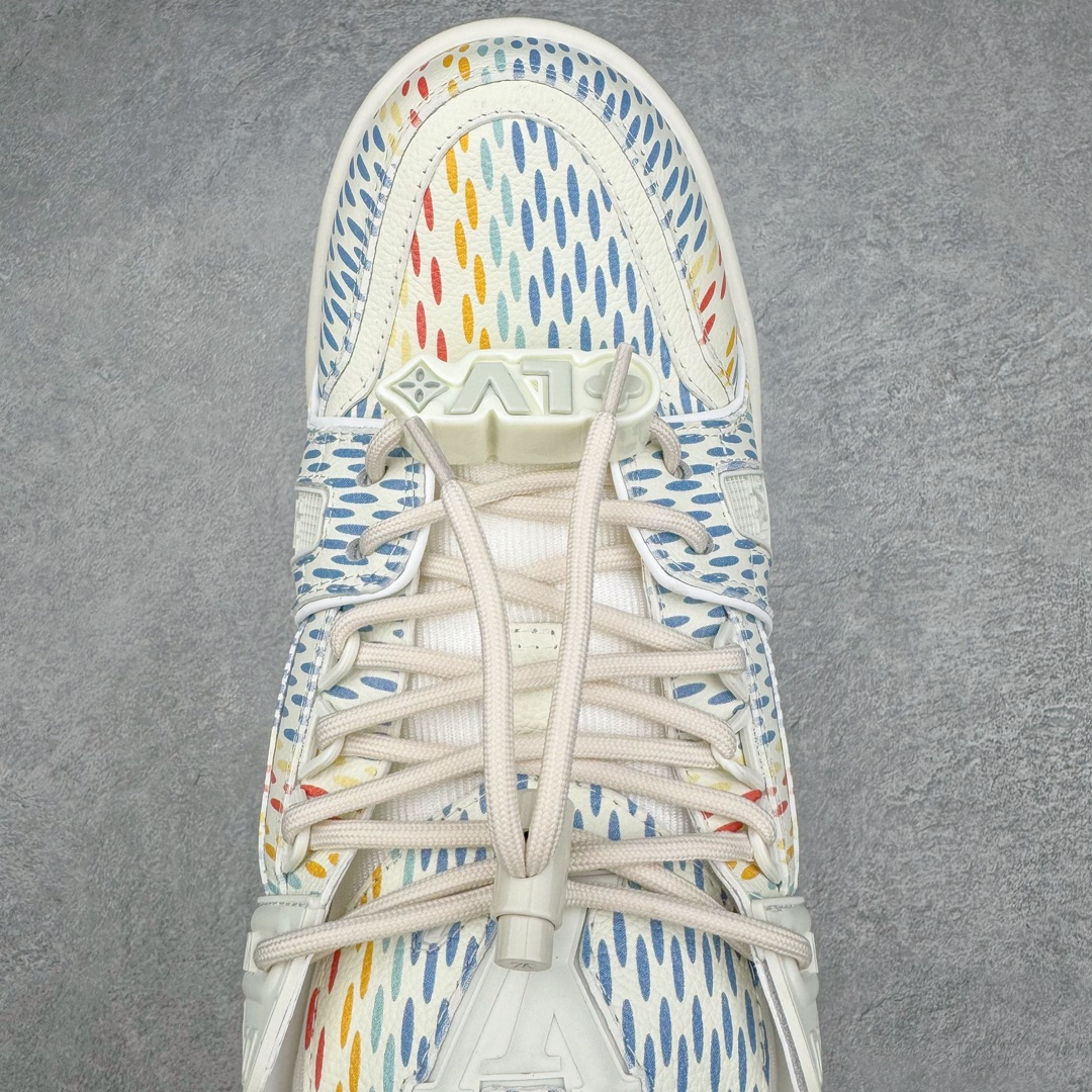 图片[4]-＃纯原福利 最稳版本 lv Trainer Maxi 小胖丁系列面包鞋 驴牌23S时尚走秀款 原版购入开发历时半年开发打造 原版完美楦型 多次调试 达到还原99% 鞋面独家订制细柔小牛皮 厚实织物鞋带 独家私模超轻TPU大底 原配扣子串珠 正确原装黄色鞋盒 正确中底印花 鞋面印花3D高频深度立体 全鞋电脑针车 紧密相连 针距密度一致 皮面裁剪部位 统一油边封口工艺 备受瞩目火热面包鞋再次拉满流量 各地网红上脚 立体饱满的彩色面包鞋身 超大版型重新诠释了 Virgil Abloh大热lv运动时装鞋 完美增高5CM Size 36 37 38 39 40 41 42 43 44 45-选品中心