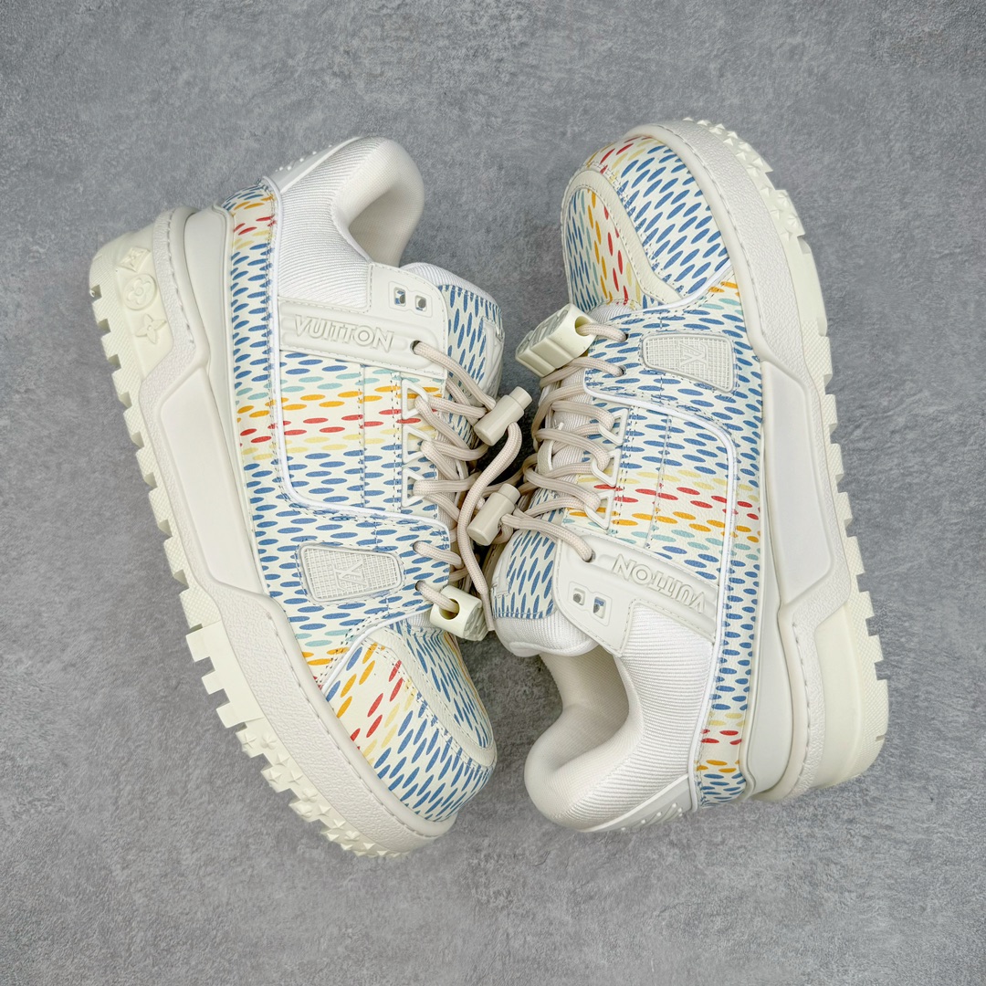 图片[3]-＃纯原福利 最稳版本 lv Trainer Maxi 小胖丁系列面包鞋 驴牌23S时尚走秀款 原版购入开发历时半年开发打造 原版完美楦型 多次调试 达到还原99% 鞋面独家订制细柔小牛皮 厚实织物鞋带 独家私模超轻TPU大底 原配扣子串珠 正确原装黄色鞋盒 正确中底印花 鞋面印花3D高频深度立体 全鞋电脑针车 紧密相连 针距密度一致 皮面裁剪部位 统一油边封口工艺 备受瞩目火热面包鞋再次拉满流量 各地网红上脚 立体饱满的彩色面包鞋身 超大版型重新诠释了 Virgil Abloh大热lv运动时装鞋 完美增高5CM Size 36 37 38 39 40 41 42 43 44 45-选品中心