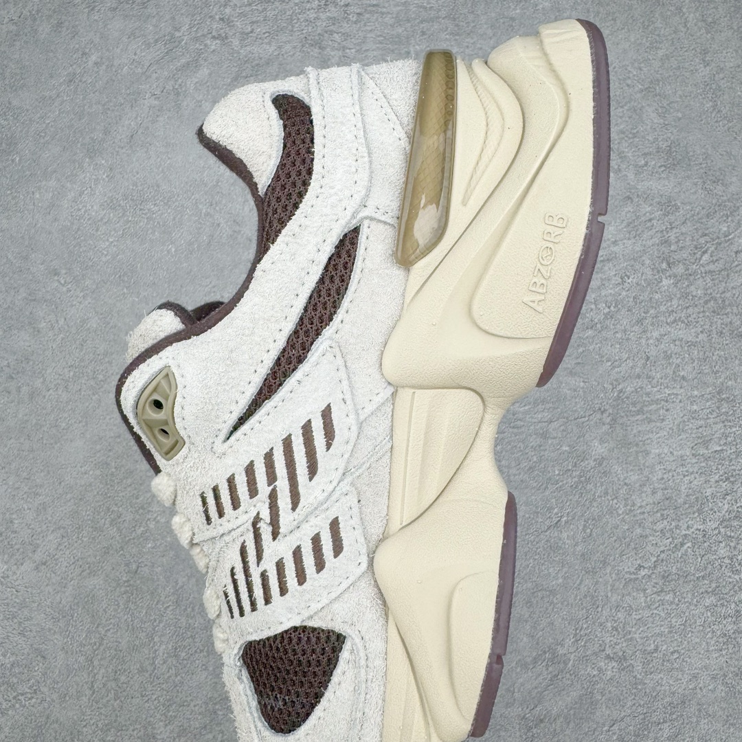 图片[7]-New Balance NB9060 复古运动鞋 新百伦又带来了新鞋型 并且是与芝加哥街头品牌 Joe Freshgoods 的联名款 鞋身主体采用了类似 990 系列的设计风格 与传统复古慢跑鞋区别不大 最大的变化就是鞋底部分 在传统设计的中底外层 增加了多个分区的模块 圆润的线条设计与我们熟悉的 New Balance 风格截然不同 但与同样充满弧形线条的鞋面搭配 看起来毫无违和感 尺码：36-45-选品中心