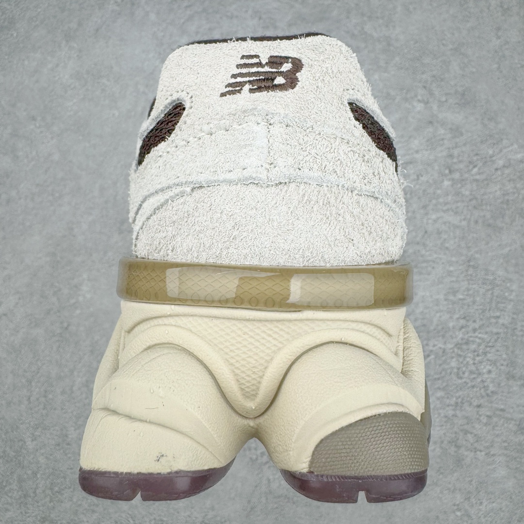 图片[8]-New Balance NB9060 复古运动鞋 新百伦又带来了新鞋型 并且是与芝加哥街头品牌 Joe Freshgoods 的联名款 鞋身主体采用了类似 990 系列的设计风格 与传统复古慢跑鞋区别不大 最大的变化就是鞋底部分 在传统设计的中底外层 增加了多个分区的模块 圆润的线条设计与我们熟悉的 New Balance 风格截然不同 但与同样充满弧形线条的鞋面搭配 看起来毫无违和感 尺码：36-45-选品中心
