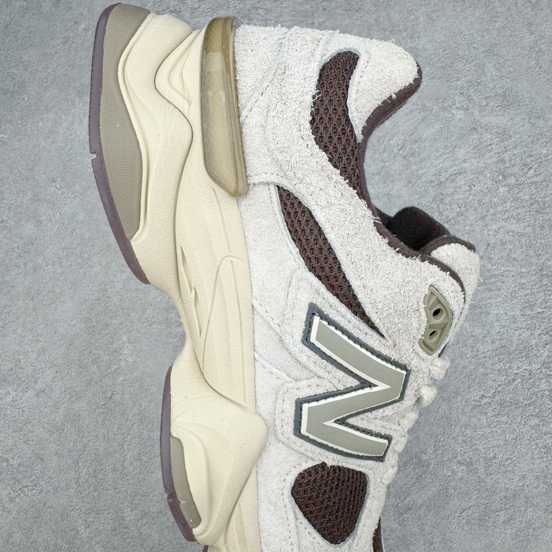图片[6]-New Balance NB9060 复古运动鞋 新百伦又带来了新鞋型 并且是与芝加哥街头品牌 Joe Freshgoods 的联名款 鞋身主体采用了类似 990 系列的设计风格 与传统复古慢跑鞋区别不大 最大的变化就是鞋底部分 在传统设计的中底外层 增加了多个分区的模块 圆润的线条设计与我们熟悉的 New Balance 风格截然不同 但与同样充满弧形线条的鞋面搭配 看起来毫无违和感 尺码：36-45-选品中心