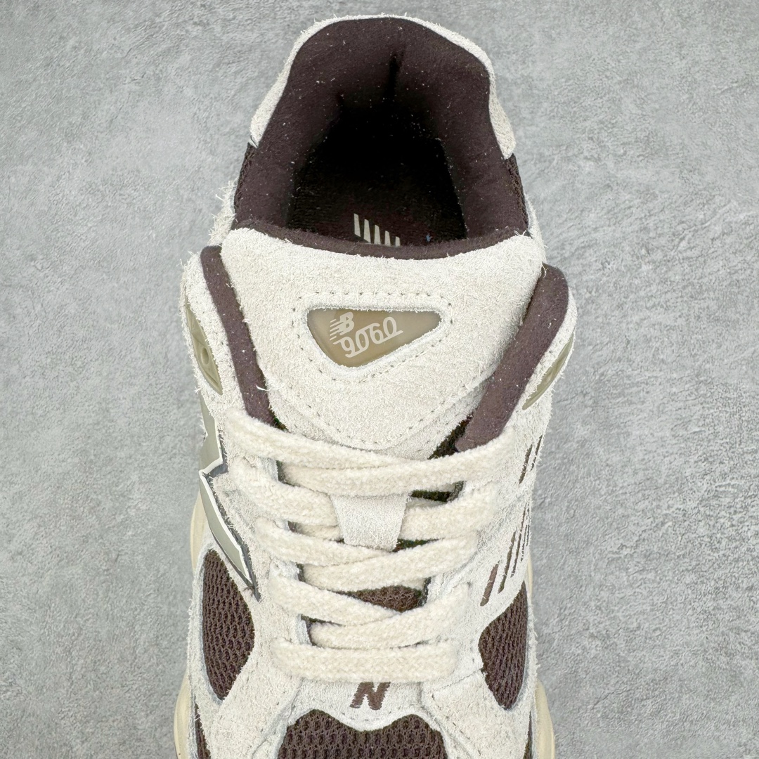 图片[5]-New Balance NB9060 复古运动鞋 新百伦又带来了新鞋型 并且是与芝加哥街头品牌 Joe Freshgoods 的联名款 鞋身主体采用了类似 990 系列的设计风格 与传统复古慢跑鞋区别不大 最大的变化就是鞋底部分 在传统设计的中底外层 增加了多个分区的模块 圆润的线条设计与我们熟悉的 New Balance 风格截然不同 但与同样充满弧形线条的鞋面搭配 看起来毫无违和感 尺码：36-45-选品中心