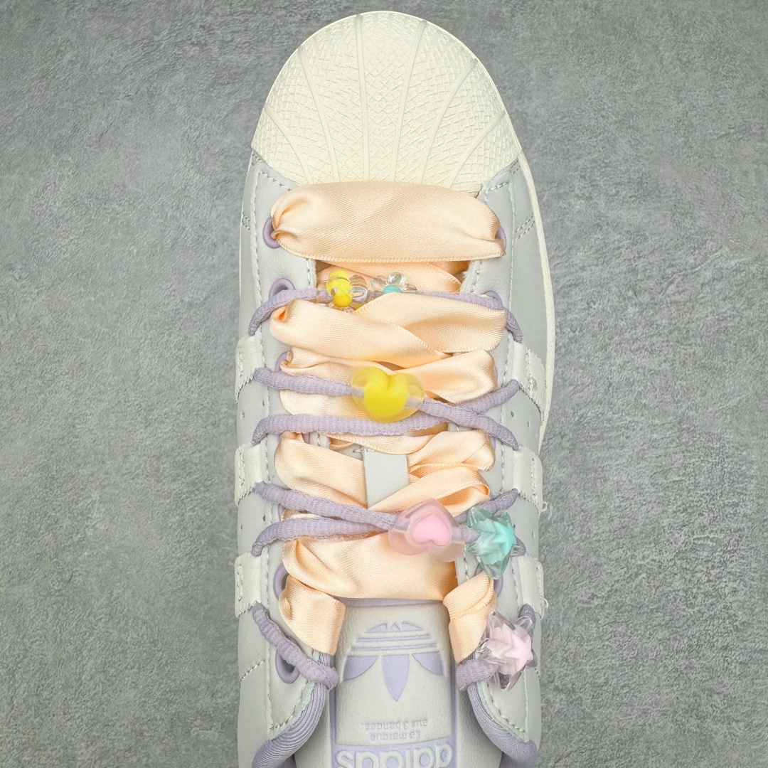 图片[4]-＃F版纯原 AD Originals Superstar 经典复古贝壳头板鞋 IF1804 诞生于1969年 是第一双将全皮面鞋 身与橡胶鞋头结合在一起的低帮篮球鞋 Superstar最开始 是作为高帮篮球鞋Pro Model的低帮版本而出现的 但因为其独特和醒目的橡胶鞋头造型而让大家熟知 被大家形象地称为\\\”shelltoe\\\”贝壳头 在70年代的美国职业篮球场上 接近3/4的NBA球员都将这双Superstar作为场上用鞋 80年代之后 经过不断的改良和发展 Superstar逐渐成为横跨时装、音乐、街头文化、休闲和运动等各大领域的时尚潮鞋 尺码：36 36.5 37 38 38.5 39 40 40.5 41 42 42.5 43 44 44.5 45-选品中心