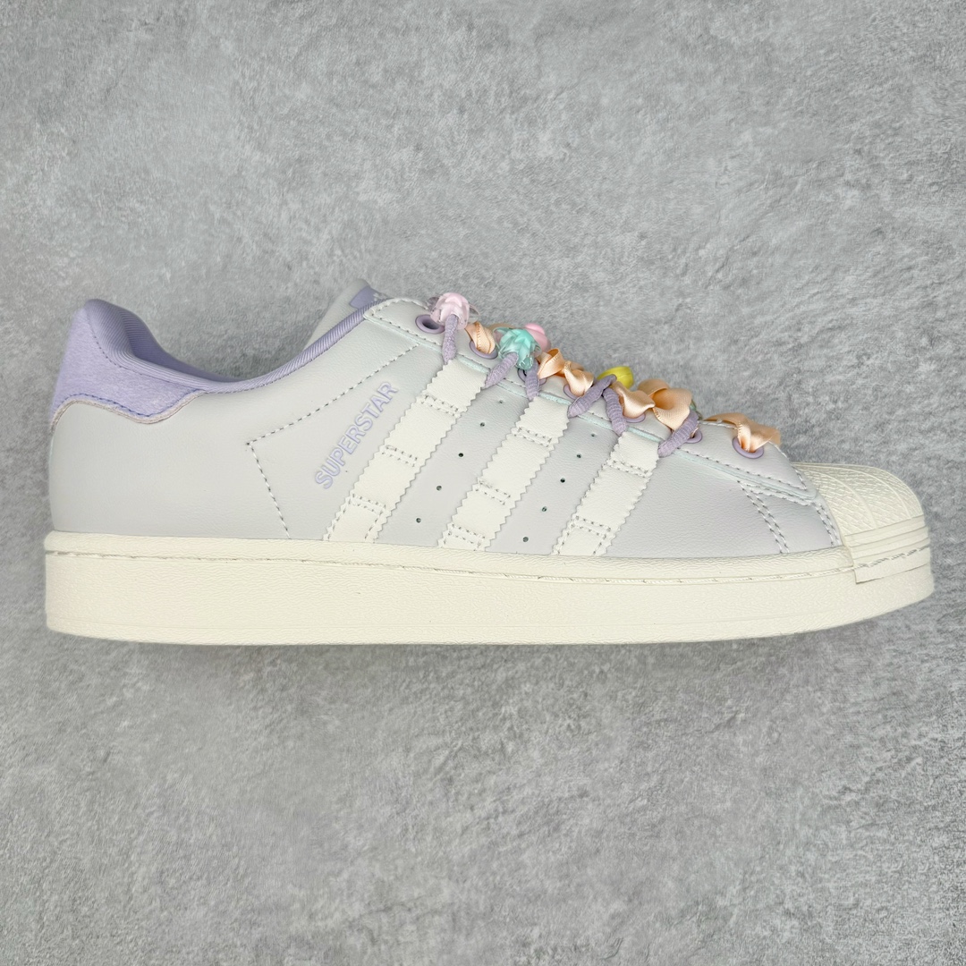 ＃F版纯原 AD Originals Superstar 经典复古贝壳头板鞋 IF1804 诞生于1969年 是第一双将全皮面鞋 身与橡胶鞋头结合在一起的低帮篮球鞋 Superstar最开始 是作为高帮篮球鞋Pro Model的低帮版本而出现的 但因为其独特和醒目的橡胶鞋头造型而让大家熟知 被大家形象地称为\\\”shelltoe\\\”贝壳头 在70年代的美国职业篮球场上 接近3/4的NBA球员都将这双Superstar作为场上用鞋 80年代之后 经过不断的改良和发展 Superstar逐渐成为横跨时装、音乐、街头文化、休闲和运动等各大领域的时尚潮鞋 尺码：36 36.5 37 38 38.5 39 40 40.5 41 42 42.5 43 44 44.5 45-选品中心