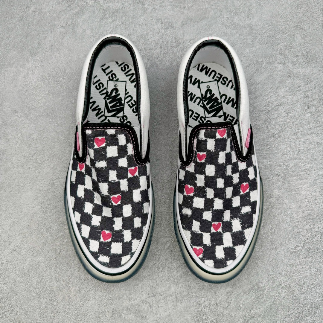图片[2]-Vans Slip-On Classic 联名 THE MUSEUM VISITOR 创意总监 手绘涂鸦粉色点缀水晶底一脚蹬棋盘格 尺码：35 36 36.5 37 38 38.5 39 40 40.5 41 42 42.5 43 44-选品中心