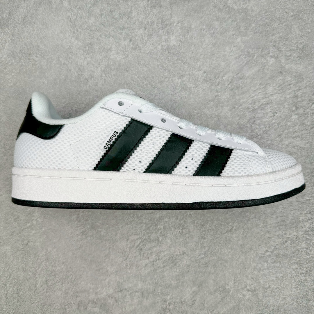 AD Originals Campus 00s 学院系列面包风经典复古低帮百搭休闲运动板鞋 这次 Originals 选择了以经典复古鞋型 Campus 为蓝本打造全新面包鞋 这款鞋型联名不断 冠希当年对它更是钟爱有加 论牌面丝毫不输贝壳头、Forum 等大热鞋型 这次 Campus 一改 80 年代的瘦长造型 鞋舌、鞋身、鞋底甚至细节都变大了 营造出千禧年前后流行的面包鞋宽大廓形 因此鞋名改为 Campus 00s 鞋身采用绒面皮料搭配白色常规皮革 质感上还是延续了经典 Campus 的设计 鞋舌填充更加饱满 让鞋款整体看起来更加圆润 搭配上这款浅蓝配色 「蓝胖子」造型真的很可爱 鞋舌还加入了与以往 Campus 不同的全新三叶草 Logo 令造型更具千禧气息 鞋带也采用了加宽的设计 如果你不喜欢 这次还附送了传统鞋带可以替换 鞋底采用了米黄做旧设计 凸显鞋款的复古年代感 除了清新可人的浅蓝配色 还有一款酷灰配色 造型更加硬朗复古 而且相比浅蓝配色更加耐脏 尺码：36 36⅔ 37⅓ 38 38⅔ 39⅓ 40 40⅔ 41⅓ 42 42⅔ 43⅓ 44 45-选品中心