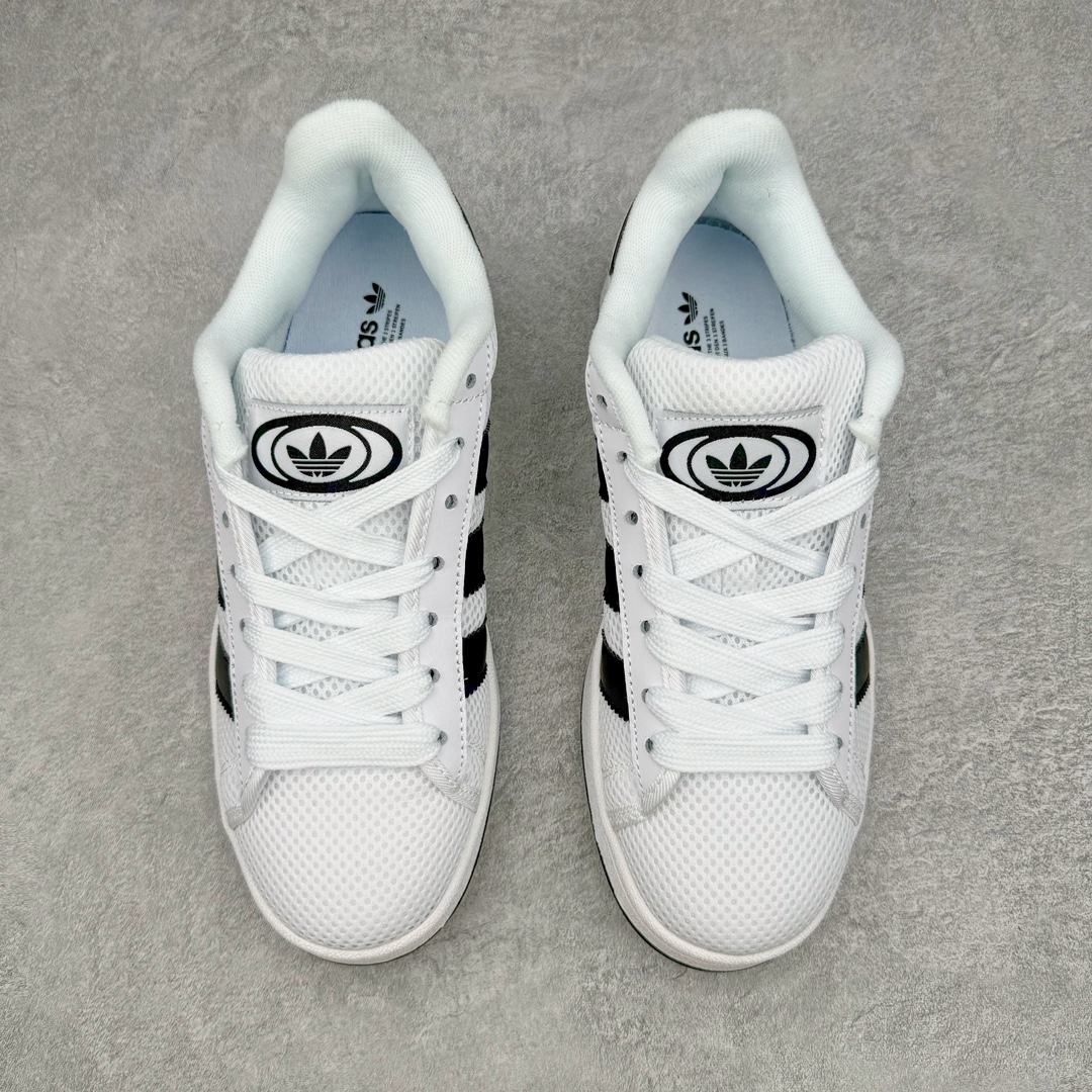 图片[2]-AD Originals Campus 00s 学院系列面包风经典复古低帮百搭休闲运动板鞋 这次 Originals 选择了以经典复古鞋型 Campus 为蓝本打造全新面包鞋 这款鞋型联名不断 冠希当年对它更是钟爱有加 论牌面丝毫不输贝壳头、Forum 等大热鞋型 这次 Campus 一改 80 年代的瘦长造型 鞋舌、鞋身、鞋底甚至细节都变大了 营造出千禧年前后流行的面包鞋宽大廓形 因此鞋名改为 Campus 00s 鞋身采用绒面皮料搭配白色常规皮革 质感上还是延续了经典 Campus 的设计 鞋舌填充更加饱满 让鞋款整体看起来更加圆润 搭配上这款浅蓝配色 「蓝胖子」造型真的很可爱 鞋舌还加入了与以往 Campus 不同的全新三叶草 Logo 令造型更具千禧气息 鞋带也采用了加宽的设计 如果你不喜欢 这次还附送了传统鞋带可以替换 鞋底采用了米黄做旧设计 凸显鞋款的复古年代感 除了清新可人的浅蓝配色 还有一款酷灰配色 造型更加硬朗复古 而且相比浅蓝配色更加耐脏 尺码：36 36⅔ 37⅓ 38 38⅔ 39⅓ 40 40⅔ 41⅓ 42 42⅔ 43⅓ 44 45-选品中心