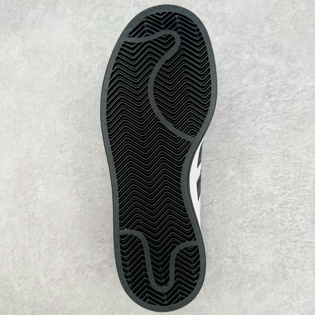 图片[9]-AD Originals Campus 00s 学院系列面包风经典复古低帮百搭休闲运动板鞋 这次 Originals 选择了以经典复古鞋型 Campus 为蓝本打造全新面包鞋 这款鞋型联名不断 冠希当年对它更是钟爱有加 论牌面丝毫不输贝壳头、Forum 等大热鞋型 这次 Campus 一改 80 年代的瘦长造型 鞋舌、鞋身、鞋底甚至细节都变大了 营造出千禧年前后流行的面包鞋宽大廓形 因此鞋名改为 Campus 00s 鞋身采用绒面皮料搭配白色常规皮革 质感上还是延续了经典 Campus 的设计 鞋舌填充更加饱满 让鞋款整体看起来更加圆润 搭配上这款浅蓝配色 「蓝胖子」造型真的很可爱 鞋舌还加入了与以往 Campus 不同的全新三叶草 Logo 令造型更具千禧气息 鞋带也采用了加宽的设计 如果你不喜欢 这次还附送了传统鞋带可以替换 鞋底采用了米黄做旧设计 凸显鞋款的复古年代感 除了清新可人的浅蓝配色 还有一款酷灰配色 造型更加硬朗复古 而且相比浅蓝配色更加耐脏 尺码：36 36⅔ 37⅓ 38 38⅔ 39⅓ 40 40⅔ 41⅓ 42 42⅔ 43⅓ 44 45-选品中心