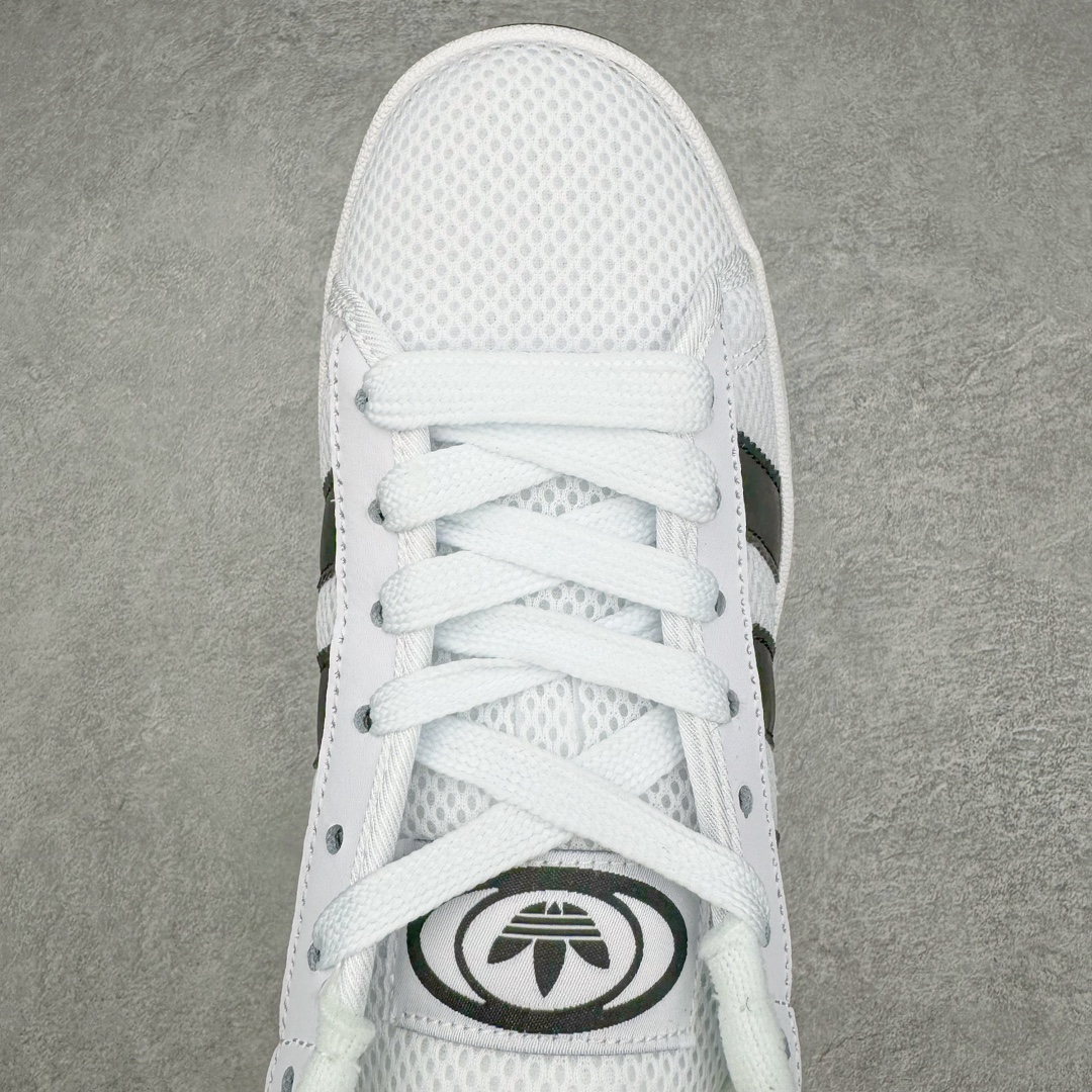 图片[4]-AD Originals Campus 00s 学院系列面包风经典复古低帮百搭休闲运动板鞋 这次 Originals 选择了以经典复古鞋型 Campus 为蓝本打造全新面包鞋 这款鞋型联名不断 冠希当年对它更是钟爱有加 论牌面丝毫不输贝壳头、Forum 等大热鞋型 这次 Campus 一改 80 年代的瘦长造型 鞋舌、鞋身、鞋底甚至细节都变大了 营造出千禧年前后流行的面包鞋宽大廓形 因此鞋名改为 Campus 00s 鞋身采用绒面皮料搭配白色常规皮革 质感上还是延续了经典 Campus 的设计 鞋舌填充更加饱满 让鞋款整体看起来更加圆润 搭配上这款浅蓝配色 「蓝胖子」造型真的很可爱 鞋舌还加入了与以往 Campus 不同的全新三叶草 Logo 令造型更具千禧气息 鞋带也采用了加宽的设计 如果你不喜欢 这次还附送了传统鞋带可以替换 鞋底采用了米黄做旧设计 凸显鞋款的复古年代感 除了清新可人的浅蓝配色 还有一款酷灰配色 造型更加硬朗复古 而且相比浅蓝配色更加耐脏 尺码：36 36⅔ 37⅓ 38 38⅔ 39⅓ 40 40⅔ 41⅓ 42 42⅔ 43⅓ 44 45-选品中心