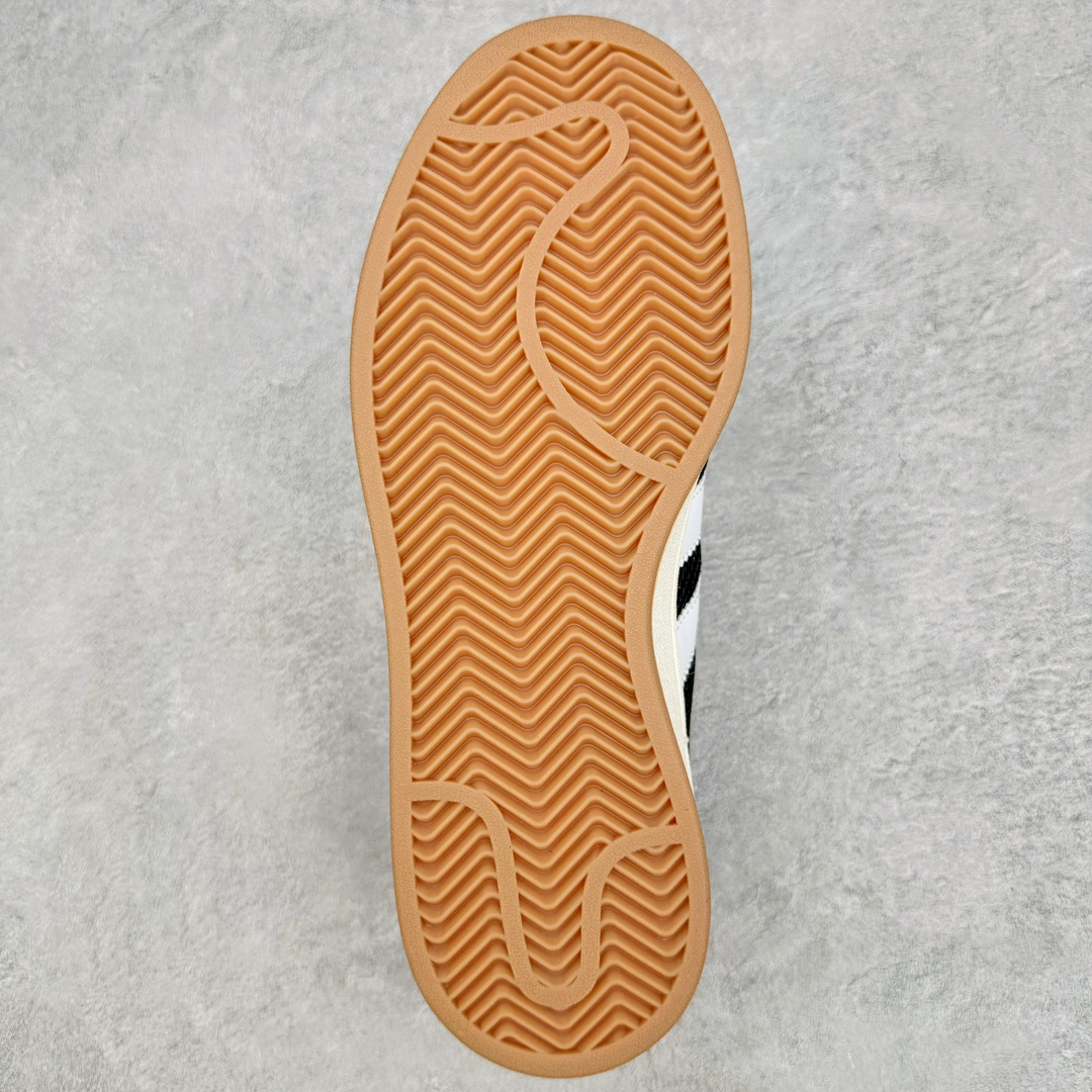 图片[9]-AD Originals Campus 00s 学院系列面包风经典复古低帮百搭休闲运动板鞋 这次 Originals 选择了以经典复古鞋型 Campus 为蓝本打造全新面包鞋 这款鞋型联名不断 冠希当年对它更是钟爱有加 论牌面丝毫不输贝壳头、Forum 等大热鞋型 这次 Campus 一改 80 年代的瘦长造型 鞋舌、鞋身、鞋底甚至细节都变大了 营造出千禧年前后流行的面包鞋宽大廓形 因此鞋名改为 Campus 00s 鞋身采用绒面皮料搭配白色常规皮革 质感上还是延续了经典 Campus 的设计 鞋舌填充更加饱满 让鞋款整体看起来更加圆润 搭配上这款浅蓝配色 「蓝胖子」造型真的很可爱 鞋舌还加入了与以往 Campus 不同的全新三叶草 Logo 令造型更具千禧气息 鞋带也采用了加宽的设计 如果你不喜欢 这次还附送了传统鞋带可以替换 鞋底采用了米黄做旧设计 凸显鞋款的复古年代感 除了清新可人的浅蓝配色 还有一款酷灰配色 造型更加硬朗复古 而且相比浅蓝配色更加耐脏 尺码：36 36⅔ 37⅓ 38 38⅔ 39⅓ 40 40⅔ 41⅓ 42 42⅔ 43⅓ 44 45-选品中心