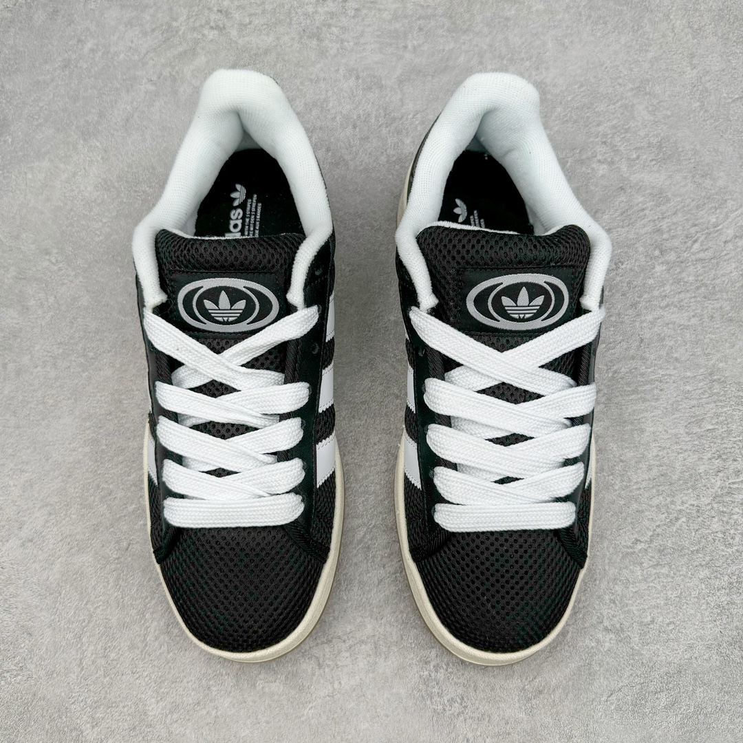 图片[2]-AD Originals Campus 00s 学院系列面包风经典复古低帮百搭休闲运动板鞋 这次 Originals 选择了以经典复古鞋型 Campus 为蓝本打造全新面包鞋 这款鞋型联名不断 冠希当年对它更是钟爱有加 论牌面丝毫不输贝壳头、Forum 等大热鞋型 这次 Campus 一改 80 年代的瘦长造型 鞋舌、鞋身、鞋底甚至细节都变大了 营造出千禧年前后流行的面包鞋宽大廓形 因此鞋名改为 Campus 00s 鞋身采用绒面皮料搭配白色常规皮革 质感上还是延续了经典 Campus 的设计 鞋舌填充更加饱满 让鞋款整体看起来更加圆润 搭配上这款浅蓝配色 「蓝胖子」造型真的很可爱 鞋舌还加入了与以往 Campus 不同的全新三叶草 Logo 令造型更具千禧气息 鞋带也采用了加宽的设计 如果你不喜欢 这次还附送了传统鞋带可以替换 鞋底采用了米黄做旧设计 凸显鞋款的复古年代感 除了清新可人的浅蓝配色 还有一款酷灰配色 造型更加硬朗复古 而且相比浅蓝配色更加耐脏 尺码：36 36⅔ 37⅓ 38 38⅔ 39⅓ 40 40⅔ 41⅓ 42 42⅔ 43⅓ 44 45-选品中心