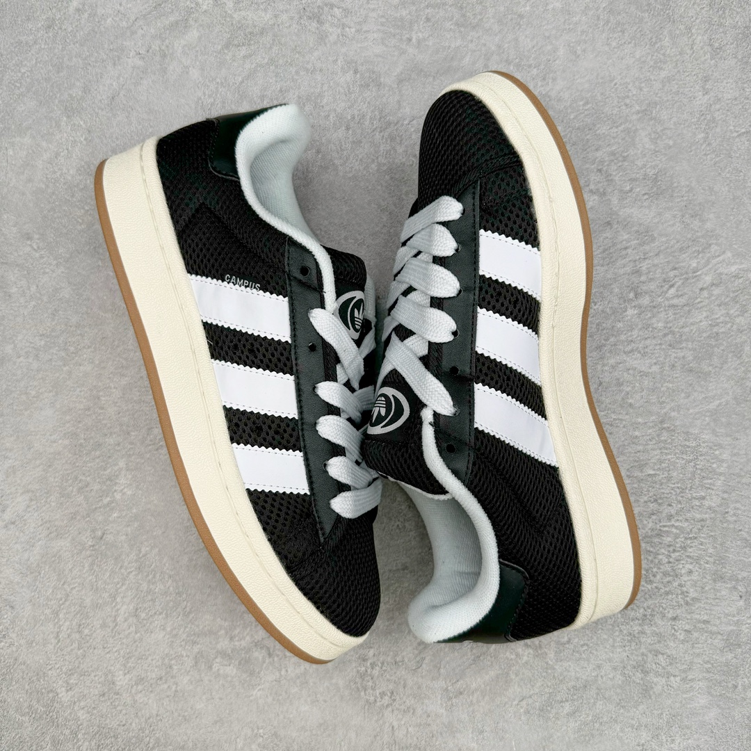 图片[3]-AD Originals Campus 00s 学院系列面包风经典复古低帮百搭休闲运动板鞋 这次 Originals 选择了以经典复古鞋型 Campus 为蓝本打造全新面包鞋 这款鞋型联名不断 冠希当年对它更是钟爱有加 论牌面丝毫不输贝壳头、Forum 等大热鞋型 这次 Campus 一改 80 年代的瘦长造型 鞋舌、鞋身、鞋底甚至细节都变大了 营造出千禧年前后流行的面包鞋宽大廓形 因此鞋名改为 Campus 00s 鞋身采用绒面皮料搭配白色常规皮革 质感上还是延续了经典 Campus 的设计 鞋舌填充更加饱满 让鞋款整体看起来更加圆润 搭配上这款浅蓝配色 「蓝胖子」造型真的很可爱 鞋舌还加入了与以往 Campus 不同的全新三叶草 Logo 令造型更具千禧气息 鞋带也采用了加宽的设计 如果你不喜欢 这次还附送了传统鞋带可以替换 鞋底采用了米黄做旧设计 凸显鞋款的复古年代感 除了清新可人的浅蓝配色 还有一款酷灰配色 造型更加硬朗复古 而且相比浅蓝配色更加耐脏 尺码：36 36⅔ 37⅓ 38 38⅔ 39⅓ 40 40⅔ 41⅓ 42 42⅔ 43⅓ 44 45-选品中心