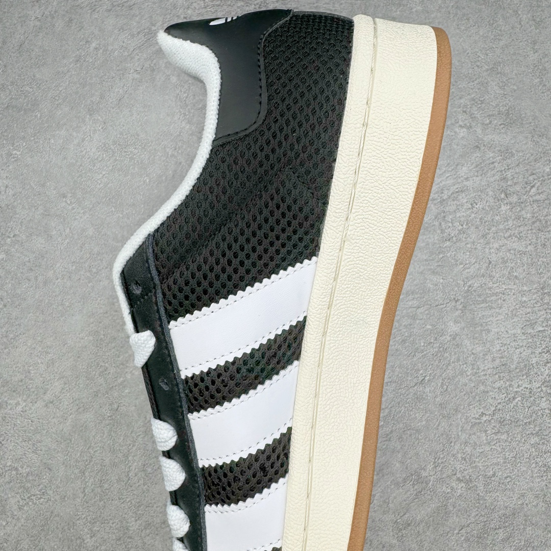 图片[7]-AD Originals Campus 00s 学院系列面包风经典复古低帮百搭休闲运动板鞋 这次 Originals 选择了以经典复古鞋型 Campus 为蓝本打造全新面包鞋 这款鞋型联名不断 冠希当年对它更是钟爱有加 论牌面丝毫不输贝壳头、Forum 等大热鞋型 这次 Campus 一改 80 年代的瘦长造型 鞋舌、鞋身、鞋底甚至细节都变大了 营造出千禧年前后流行的面包鞋宽大廓形 因此鞋名改为 Campus 00s 鞋身采用绒面皮料搭配白色常规皮革 质感上还是延续了经典 Campus 的设计 鞋舌填充更加饱满 让鞋款整体看起来更加圆润 搭配上这款浅蓝配色 「蓝胖子」造型真的很可爱 鞋舌还加入了与以往 Campus 不同的全新三叶草 Logo 令造型更具千禧气息 鞋带也采用了加宽的设计 如果你不喜欢 这次还附送了传统鞋带可以替换 鞋底采用了米黄做旧设计 凸显鞋款的复古年代感 除了清新可人的浅蓝配色 还有一款酷灰配色 造型更加硬朗复古 而且相比浅蓝配色更加耐脏 尺码：36 36⅔ 37⅓ 38 38⅔ 39⅓ 40 40⅔ 41⅓ 42 42⅔ 43⅓ 44 45-选品中心