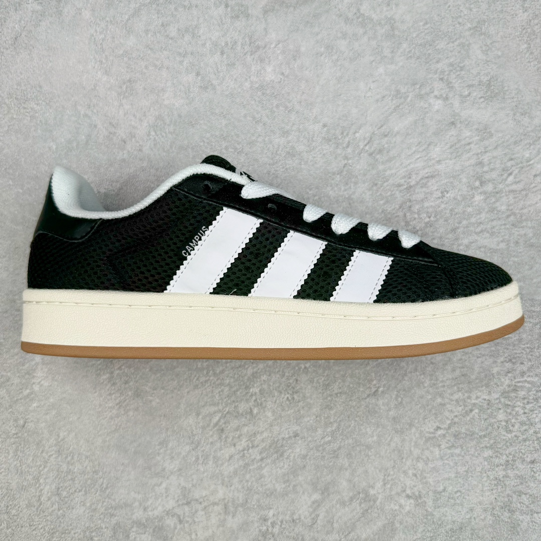 AD Originals Campus 00s 学院系列面包风经典复古低帮百搭休闲运动板鞋 这次 Originals 选择了以经典复古鞋型 Campus 为蓝本打造全新面包鞋 这款鞋型联名不断 冠希当年对它更是钟爱有加 论牌面丝毫不输贝壳头、Forum 等大热鞋型 这次 Campus 一改 80 年代的瘦长造型 鞋舌、鞋身、鞋底甚至细节都变大了 营造出千禧年前后流行的面包鞋宽大廓形 因此鞋名改为 Campus 00s 鞋身采用绒面皮料搭配白色常规皮革 质感上还是延续了经典 Campus 的设计 鞋舌填充更加饱满 让鞋款整体看起来更加圆润 搭配上这款浅蓝配色 「蓝胖子」造型真的很可爱 鞋舌还加入了与以往 Campus 不同的全新三叶草 Logo 令造型更具千禧气息 鞋带也采用了加宽的设计 如果你不喜欢 这次还附送了传统鞋带可以替换 鞋底采用了米黄做旧设计 凸显鞋款的复古年代感 除了清新可人的浅蓝配色 还有一款酷灰配色 造型更加硬朗复古 而且相比浅蓝配色更加耐脏 尺码：36 36⅔ 37⅓ 38 38⅔ 39⅓ 40 40⅔ 41⅓ 42 42⅔ 43⅓ 44 45-选品中心