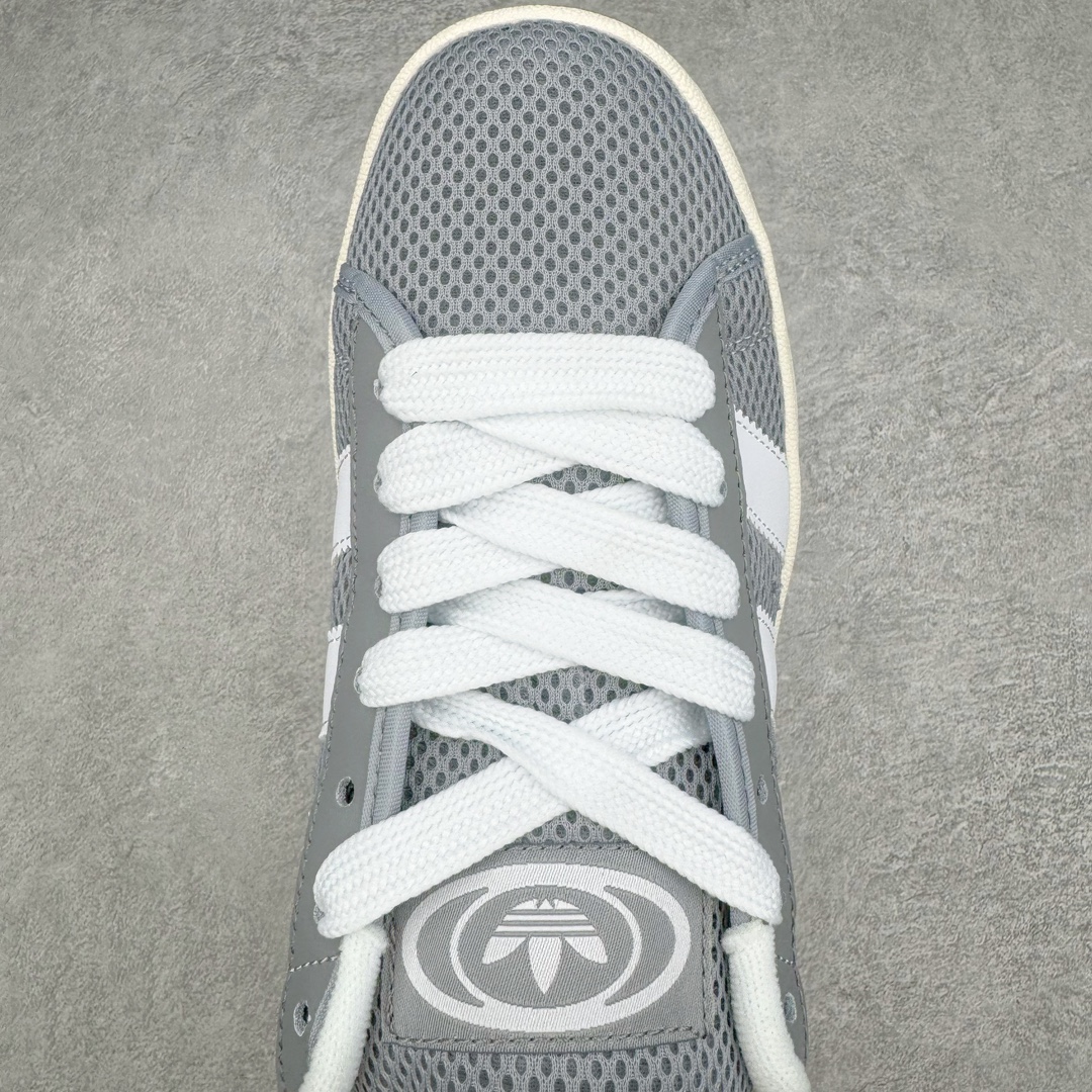 图片[4]-AD Originals Campus 00s 学院系列面包风经典复古低帮百搭休闲运动板鞋 这次 Originals 选择了以经典复古鞋型 Campus 为蓝本打造全新面包鞋 这款鞋型联名不断 冠希当年对它更是钟爱有加 论牌面丝毫不输贝壳头、Forum 等大热鞋型 这次 Campus 一改 80 年代的瘦长造型 鞋舌、鞋身、鞋底甚至细节都变大了 营造出千禧年前后流行的面包鞋宽大廓形 因此鞋名改为 Campus 00s 鞋身采用绒面皮料搭配白色常规皮革 质感上还是延续了经典 Campus 的设计 鞋舌填充更加饱满 让鞋款整体看起来更加圆润 搭配上这款浅蓝配色 「蓝胖子」造型真的很可爱 鞋舌还加入了与以往 Campus 不同的全新三叶草 Logo 令造型更具千禧气息 鞋带也采用了加宽的设计 如果你不喜欢 这次还附送了传统鞋带可以替换 鞋底采用了米黄做旧设计 凸显鞋款的复古年代感 除了清新可人的浅蓝配色 还有一款酷灰配色 造型更加硬朗复古 而且相比浅蓝配色更加耐脏 尺码：36 36⅔ 37⅓ 38 38⅔ 39⅓ 40 40⅔ 41⅓ 42 42⅔ 43⅓ 44 45-选品中心