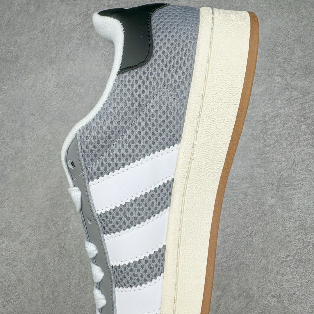 图片[7]-AD Originals Campus 00s 学院系列面包风经典复古低帮百搭休闲运动板鞋 这次 Originals 选择了以经典复古鞋型 Campus 为蓝本打造全新面包鞋 这款鞋型联名不断 冠希当年对它更是钟爱有加 论牌面丝毫不输贝壳头、Forum 等大热鞋型 这次 Campus 一改 80 年代的瘦长造型 鞋舌、鞋身、鞋底甚至细节都变大了 营造出千禧年前后流行的面包鞋宽大廓形 因此鞋名改为 Campus 00s 鞋身采用绒面皮料搭配白色常规皮革 质感上还是延续了经典 Campus 的设计 鞋舌填充更加饱满 让鞋款整体看起来更加圆润 搭配上这款浅蓝配色 「蓝胖子」造型真的很可爱 鞋舌还加入了与以往 Campus 不同的全新三叶草 Logo 令造型更具千禧气息 鞋带也采用了加宽的设计 如果你不喜欢 这次还附送了传统鞋带可以替换 鞋底采用了米黄做旧设计 凸显鞋款的复古年代感 除了清新可人的浅蓝配色 还有一款酷灰配色 造型更加硬朗复古 而且相比浅蓝配色更加耐脏 尺码：36 36⅔ 37⅓ 38 38⅔ 39⅓ 40 40⅔ 41⅓ 42 42⅔ 43⅓ 44 45-选品中心
