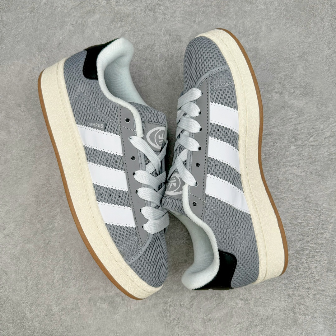 图片[3]-AD Originals Campus 00s 学院系列面包风经典复古低帮百搭休闲运动板鞋 这次 Originals 选择了以经典复古鞋型 Campus 为蓝本打造全新面包鞋 这款鞋型联名不断 冠希当年对它更是钟爱有加 论牌面丝毫不输贝壳头、Forum 等大热鞋型 这次 Campus 一改 80 年代的瘦长造型 鞋舌、鞋身、鞋底甚至细节都变大了 营造出千禧年前后流行的面包鞋宽大廓形 因此鞋名改为 Campus 00s 鞋身采用绒面皮料搭配白色常规皮革 质感上还是延续了经典 Campus 的设计 鞋舌填充更加饱满 让鞋款整体看起来更加圆润 搭配上这款浅蓝配色 「蓝胖子」造型真的很可爱 鞋舌还加入了与以往 Campus 不同的全新三叶草 Logo 令造型更具千禧气息 鞋带也采用了加宽的设计 如果你不喜欢 这次还附送了传统鞋带可以替换 鞋底采用了米黄做旧设计 凸显鞋款的复古年代感 除了清新可人的浅蓝配色 还有一款酷灰配色 造型更加硬朗复古 而且相比浅蓝配色更加耐脏 尺码：36 36⅔ 37⅓ 38 38⅔ 39⅓ 40 40⅔ 41⅓ 42 42⅔ 43⅓ 44 45-选品中心