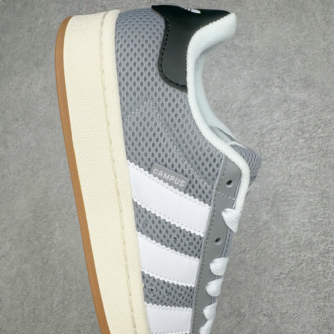图片[6]-AD Originals Campus 00s 学院系列面包风经典复古低帮百搭休闲运动板鞋 这次 Originals 选择了以经典复古鞋型 Campus 为蓝本打造全新面包鞋 这款鞋型联名不断 冠希当年对它更是钟爱有加 论牌面丝毫不输贝壳头、Forum 等大热鞋型 这次 Campus 一改 80 年代的瘦长造型 鞋舌、鞋身、鞋底甚至细节都变大了 营造出千禧年前后流行的面包鞋宽大廓形 因此鞋名改为 Campus 00s 鞋身采用绒面皮料搭配白色常规皮革 质感上还是延续了经典 Campus 的设计 鞋舌填充更加饱满 让鞋款整体看起来更加圆润 搭配上这款浅蓝配色 「蓝胖子」造型真的很可爱 鞋舌还加入了与以往 Campus 不同的全新三叶草 Logo 令造型更具千禧气息 鞋带也采用了加宽的设计 如果你不喜欢 这次还附送了传统鞋带可以替换 鞋底采用了米黄做旧设计 凸显鞋款的复古年代感 除了清新可人的浅蓝配色 还有一款酷灰配色 造型更加硬朗复古 而且相比浅蓝配色更加耐脏 尺码：36 36⅔ 37⅓ 38 38⅔ 39⅓ 40 40⅔ 41⅓ 42 42⅔ 43⅓ 44 45-选品中心
