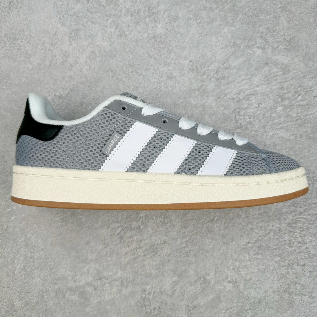 AD Originals Campus 00s 学院系列面包风经典复古低帮百搭休闲运动板鞋 这次 Originals 选择了以经典复古鞋型 Campus 为蓝本打造全新面包鞋 这款鞋型联名不断 冠希当年对它更是钟爱有加 论牌面丝毫不输贝壳头、Forum 等大热鞋型 这次 Campus 一改 80 年代的瘦长造型 鞋舌、鞋身、鞋底甚至细节都变大了 营造出千禧年前后流行的面包鞋宽大廓形 因此鞋名改为 Campus 00s 鞋身采用绒面皮料搭配白色常规皮革 质感上还是延续了经典 Campus 的设计 鞋舌填充更加饱满 让鞋款整体看起来更加圆润 搭配上这款浅蓝配色 「蓝胖子」造型真的很可爱 鞋舌还加入了与以往 Campus 不同的全新三叶草 Logo 令造型更具千禧气息 鞋带也采用了加宽的设计 如果你不喜欢 这次还附送了传统鞋带可以替换 鞋底采用了米黄做旧设计 凸显鞋款的复古年代感 除了清新可人的浅蓝配色 还有一款酷灰配色 造型更加硬朗复古 而且相比浅蓝配色更加耐脏 尺码：36 36⅔ 37⅓ 38 38⅔ 39⅓ 40 40⅔ 41⅓ 42 42⅔ 43⅓ 44 45-选品中心