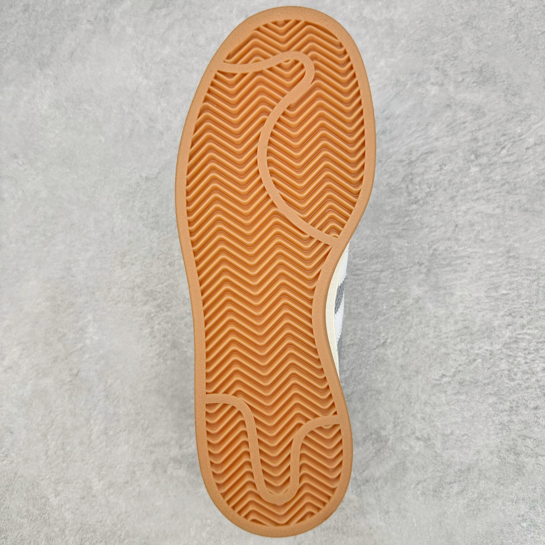 图片[9]-AD Originals Campus 00s 学院系列面包风经典复古低帮百搭休闲运动板鞋 这次 Originals 选择了以经典复古鞋型 Campus 为蓝本打造全新面包鞋 这款鞋型联名不断 冠希当年对它更是钟爱有加 论牌面丝毫不输贝壳头、Forum 等大热鞋型 这次 Campus 一改 80 年代的瘦长造型 鞋舌、鞋身、鞋底甚至细节都变大了 营造出千禧年前后流行的面包鞋宽大廓形 因此鞋名改为 Campus 00s 鞋身采用绒面皮料搭配白色常规皮革 质感上还是延续了经典 Campus 的设计 鞋舌填充更加饱满 让鞋款整体看起来更加圆润 搭配上这款浅蓝配色 「蓝胖子」造型真的很可爱 鞋舌还加入了与以往 Campus 不同的全新三叶草 Logo 令造型更具千禧气息 鞋带也采用了加宽的设计 如果你不喜欢 这次还附送了传统鞋带可以替换 鞋底采用了米黄做旧设计 凸显鞋款的复古年代感 除了清新可人的浅蓝配色 还有一款酷灰配色 造型更加硬朗复古 而且相比浅蓝配色更加耐脏 尺码：36 36⅔ 37⅓ 38 38⅔ 39⅓ 40 40⅔ 41⅓ 42 42⅔ 43⅓ 44 45-选品中心