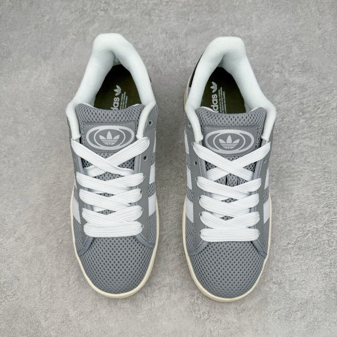 图片[2]-AD Originals Campus 00s 学院系列面包风经典复古低帮百搭休闲运动板鞋 这次 Originals 选择了以经典复古鞋型 Campus 为蓝本打造全新面包鞋 这款鞋型联名不断 冠希当年对它更是钟爱有加 论牌面丝毫不输贝壳头、Forum 等大热鞋型 这次 Campus 一改 80 年代的瘦长造型 鞋舌、鞋身、鞋底甚至细节都变大了 营造出千禧年前后流行的面包鞋宽大廓形 因此鞋名改为 Campus 00s 鞋身采用绒面皮料搭配白色常规皮革 质感上还是延续了经典 Campus 的设计 鞋舌填充更加饱满 让鞋款整体看起来更加圆润 搭配上这款浅蓝配色 「蓝胖子」造型真的很可爱 鞋舌还加入了与以往 Campus 不同的全新三叶草 Logo 令造型更具千禧气息 鞋带也采用了加宽的设计 如果你不喜欢 这次还附送了传统鞋带可以替换 鞋底采用了米黄做旧设计 凸显鞋款的复古年代感 除了清新可人的浅蓝配色 还有一款酷灰配色 造型更加硬朗复古 而且相比浅蓝配色更加耐脏 尺码：36 36⅔ 37⅓ 38 38⅔ 39⅓ 40 40⅔ 41⅓ 42 42⅔ 43⅓ 44 45-选品中心