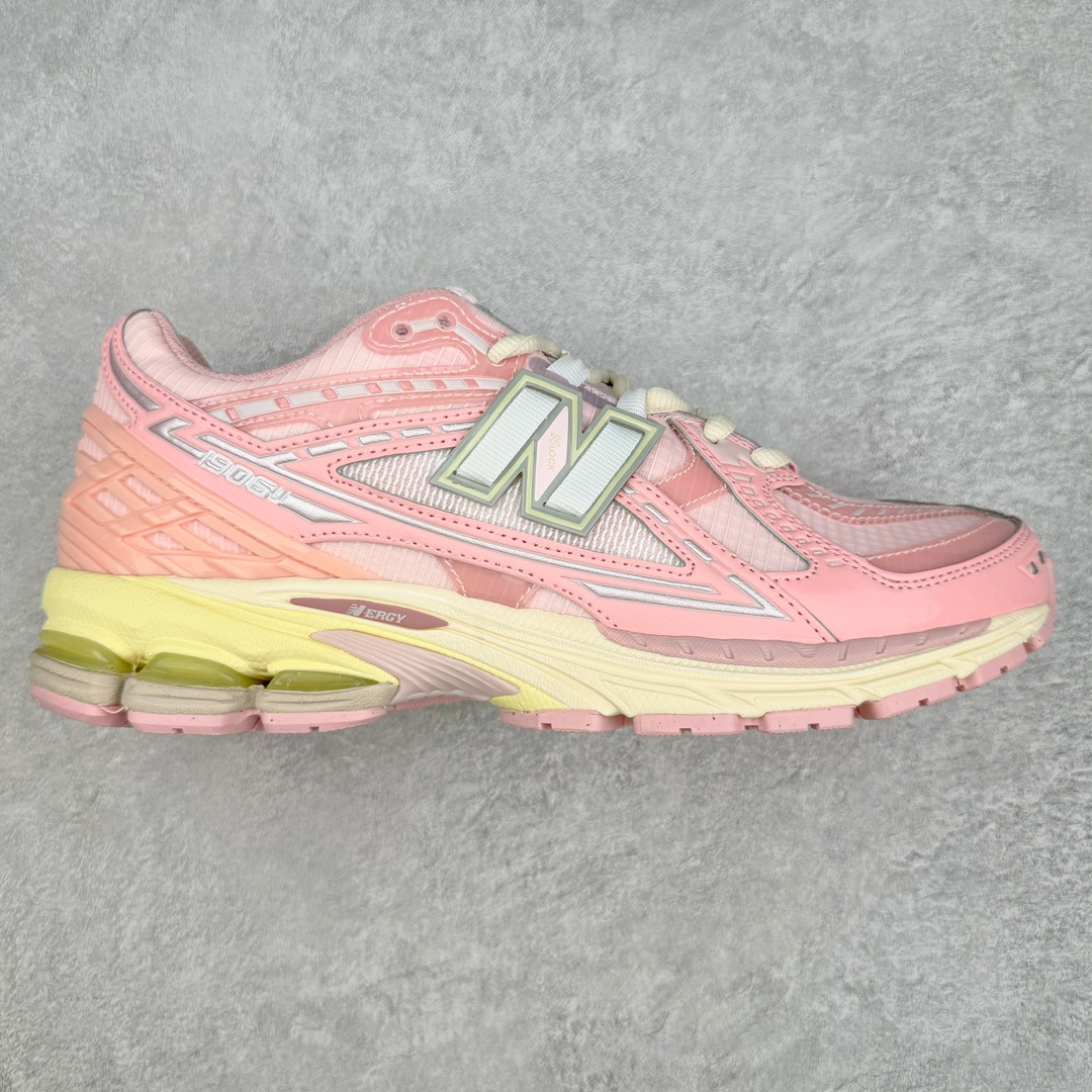 New Balance M1906R NB新百伦系列复古老爹风休闲运动慢跑鞋 采用轻质牛剖革拼接透气网眼衬垫织物鞋面材质 T-Beam大底提供足步弓支撑 保持步态稳定#后跟搭载外露缓震胶 鞋身整体以各种深浅不一的灰色覆盖 鞋头以淡蓝色调装饰，网眼衬垫通过不规律的色块实现做旧的美感 泛黄的鞋底更是进一步增添了复古气息 尺码：36 37 37.5 38 38.5 39.5 40 40.5 41.5 42 42.5 43 44 45-选品中心