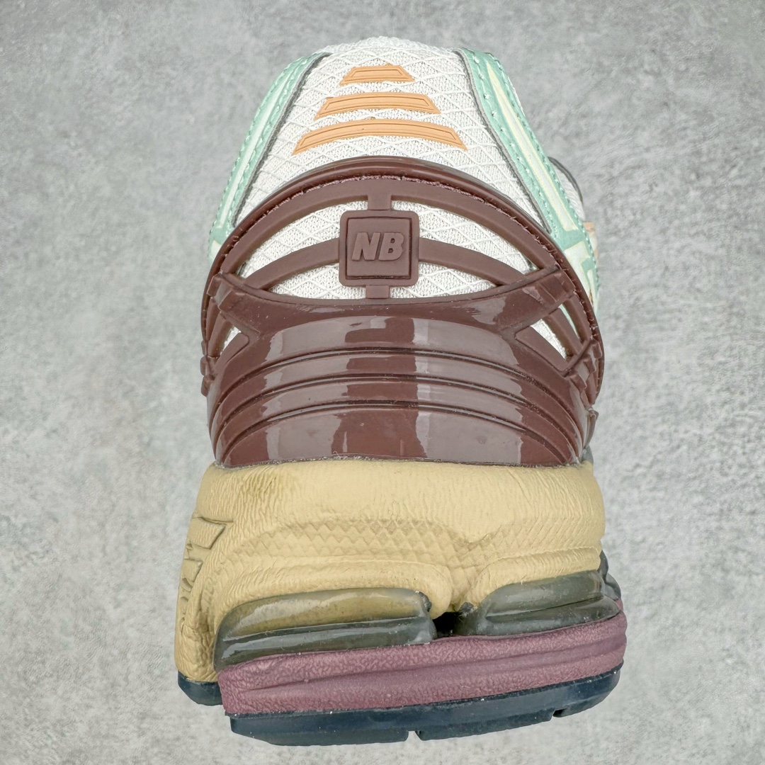 图片[8]-New Balance M1906R NB新百伦系列复古老爹风休闲运动慢跑鞋 采用轻质牛剖革拼接透气网眼衬垫织物鞋面材质 T-Beam大底提供足步弓支撑 保持步态稳定#后跟搭载外露缓震胶 鞋身整体以各种深浅不一的灰色覆盖 鞋头以淡蓝色调装饰，网眼衬垫通过不规律的色块实现做旧的美感 泛黄的鞋底更是进一步增添了复古气息 尺码：36 37 37.5 38 38.5 39.5 40 40.5 41.5 42 42.5 43 44 45-选品中心