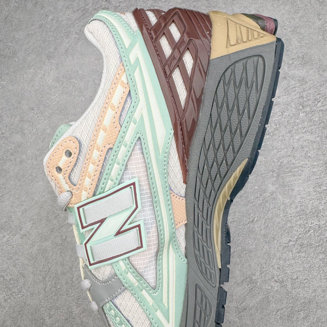 图片[7]-New Balance M1906R NB新百伦系列复古老爹风休闲运动慢跑鞋 采用轻质牛剖革拼接透气网眼衬垫织物鞋面材质 T-Beam大底提供足步弓支撑 保持步态稳定#后跟搭载外露缓震胶 鞋身整体以各种深浅不一的灰色覆盖 鞋头以淡蓝色调装饰，网眼衬垫通过不规律的色块实现做旧的美感 泛黄的鞋底更是进一步增添了复古气息 尺码：36 37 37.5 38 38.5 39.5 40 40.5 41.5 42 42.5 43 44 45-选品中心