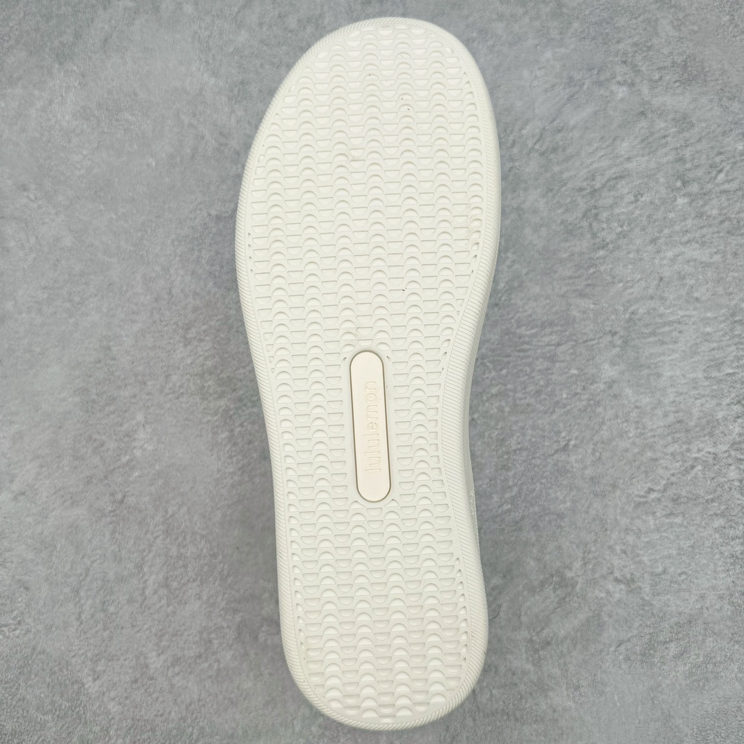 图片[9]-lululemon Cityverse 露露乐檬极简主义减震耐磨低帮生活休闲鞋 Cityverse将运动性能融入经典休闲鞋中，中底提供出色缓震，并贴合足部曲线，带来全天候的舒适感。鞋面采用两种材质拼接，且前半部分采用热熔压胶处理，无任何缝线，保留了鞋身整体性。模制泡沫的鞋垫带来上乘的脚感，在平日休闲穿着时不会磨脚，也能提供轻质软弹的效果。25年来，lululemon一直秉持“感受为先”的设计理念，并相信更好的感受带来更好的表现。此次男鞋的设计亦是如此。投入多年研究，针对男性在不同运动场景中的脚步形态设计了不同鞋履款式。同时，还进行了生物力学与形态学研究，为“他”带来更好的贴合度和感受。尺码：36 36.5 37.5 38 38.5 39 40 40.5 41 42 42.5 43 44 45-选品中心