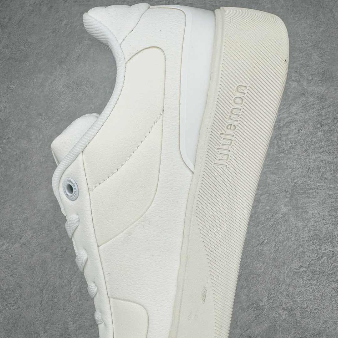 图片[7]-lululemon Cityverse 露露乐檬极简主义减震耐磨低帮生活休闲鞋 Cityverse将运动性能融入经典休闲鞋中，中底提供出色缓震，并贴合足部曲线，带来全天候的舒适感。鞋面采用两种材质拼接，且前半部分采用热熔压胶处理，无任何缝线，保留了鞋身整体性。模制泡沫的鞋垫带来上乘的脚感，在平日休闲穿着时不会磨脚，也能提供轻质软弹的效果。25年来，lululemon一直秉持“感受为先”的设计理念，并相信更好的感受带来更好的表现。此次男鞋的设计亦是如此。投入多年研究，针对男性在不同运动场景中的脚步形态设计了不同鞋履款式。同时，还进行了生物力学与形态学研究，为“他”带来更好的贴合度和感受。尺码：36 36.5 37.5 38 38.5 39 40 40.5 41 42 42.5 43 44 45-选品中心